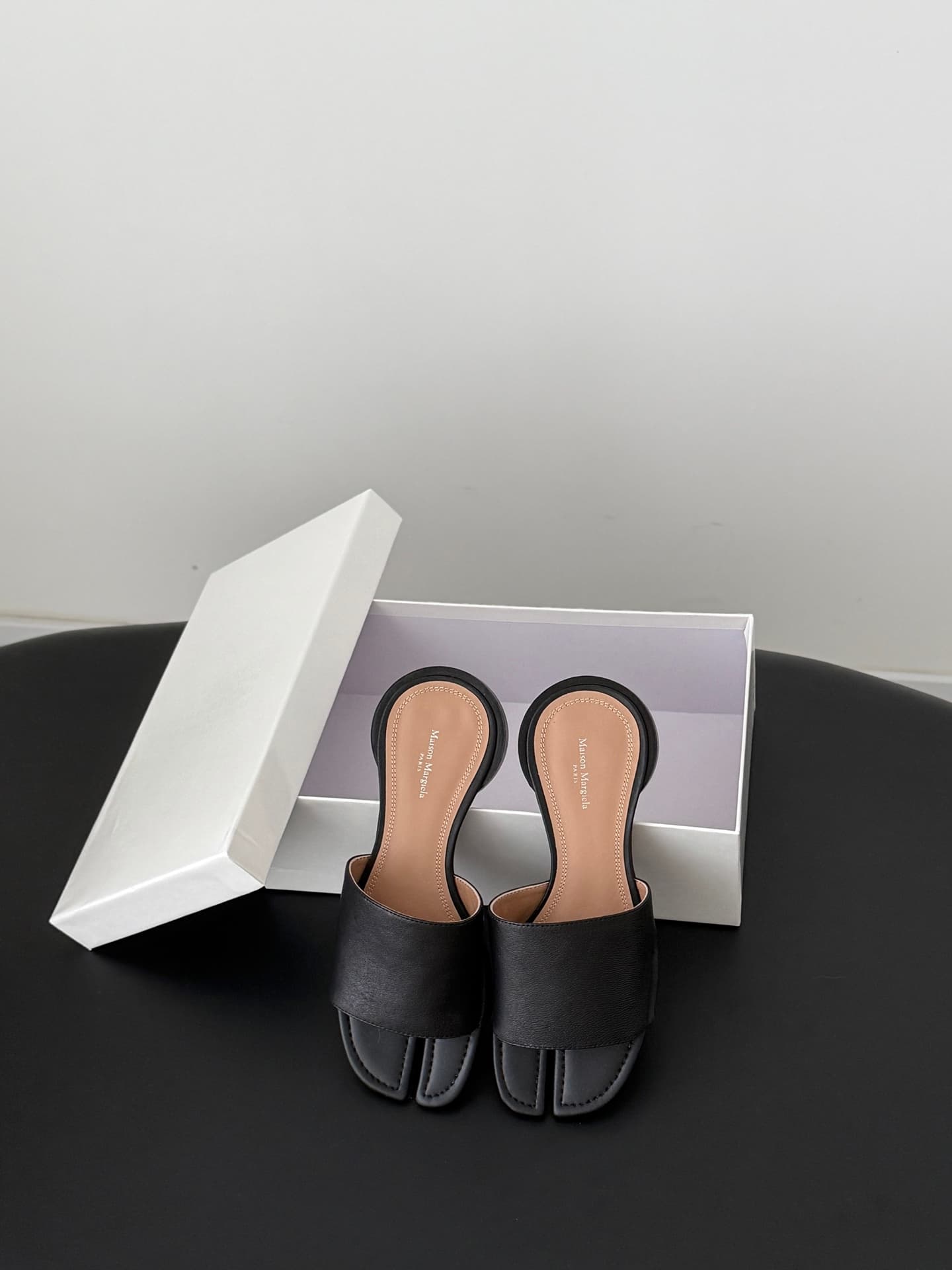 Maison Margiela Split-Toe Tabi Flat Leather Sandals Women
