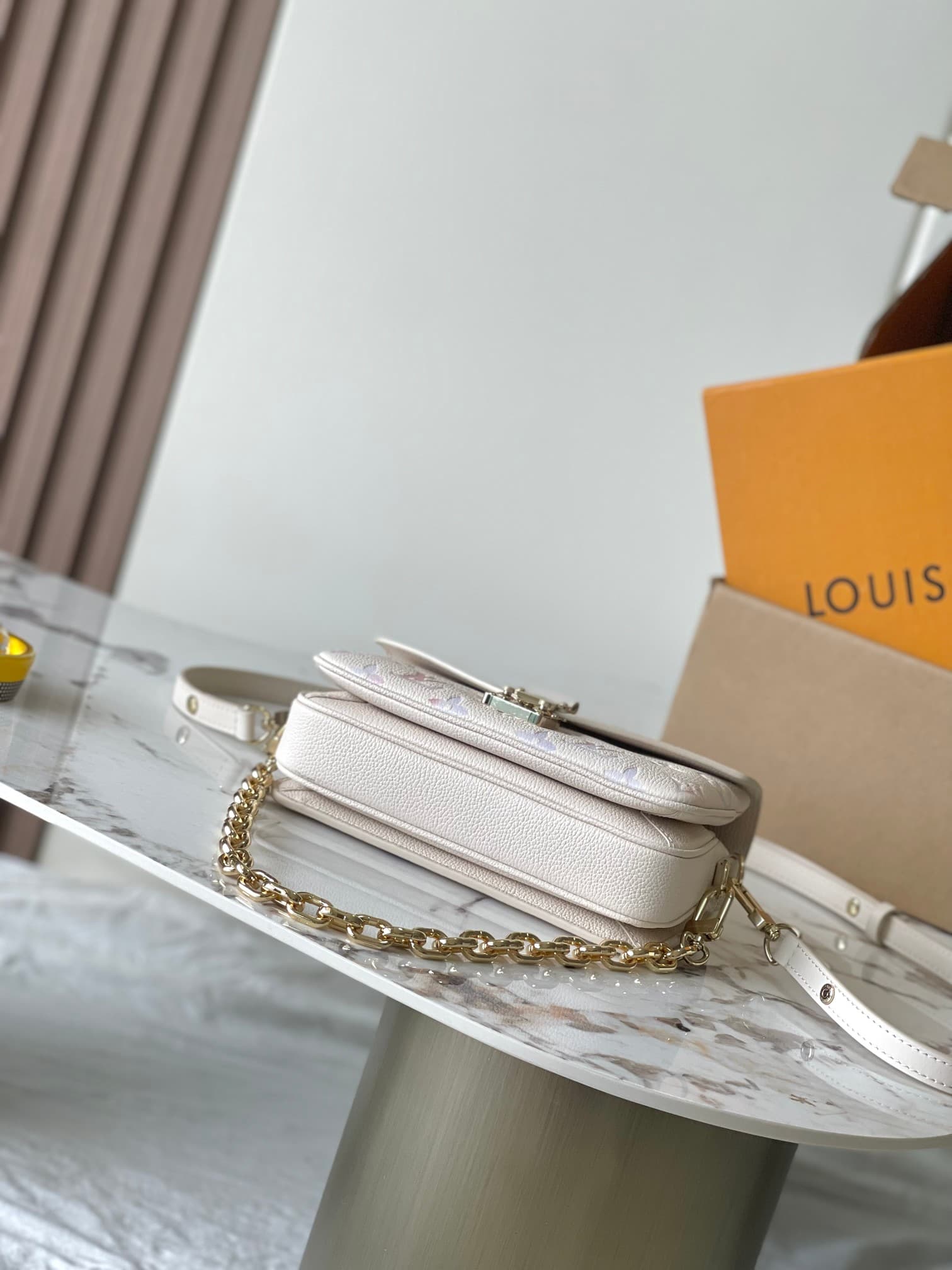 Louis Vuitton Pochette Métis East West Embossed grained cowhide leather M25682 Dream Cream TOP