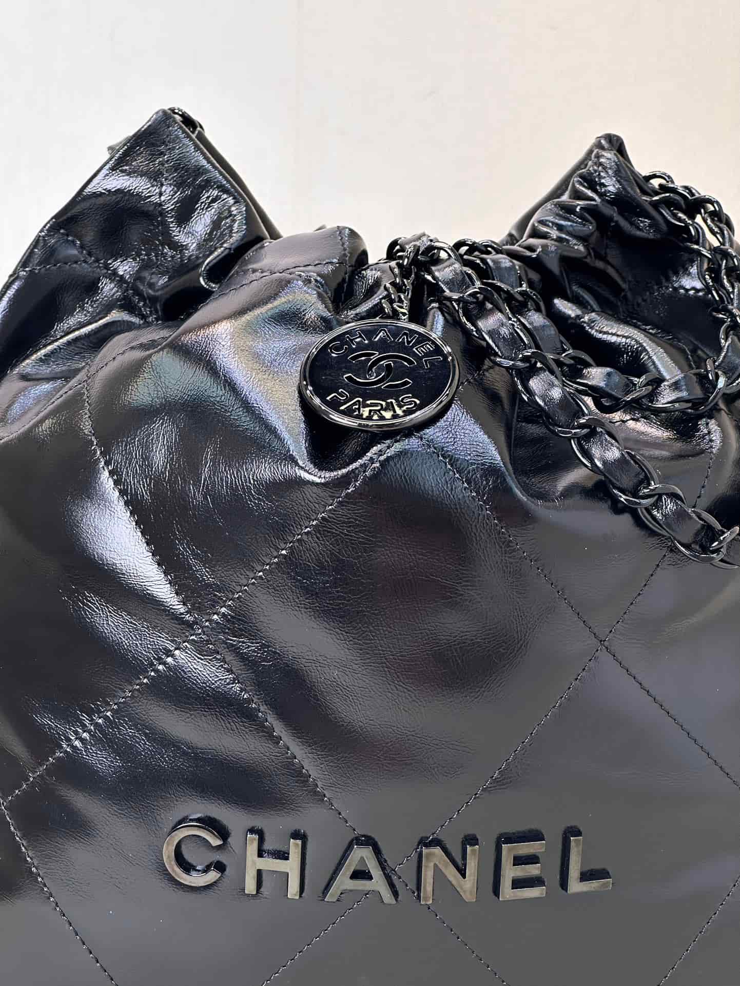 Chanel 22 Small handbag Shiny calfskin & Black-tone metal AS3260 Black TOP