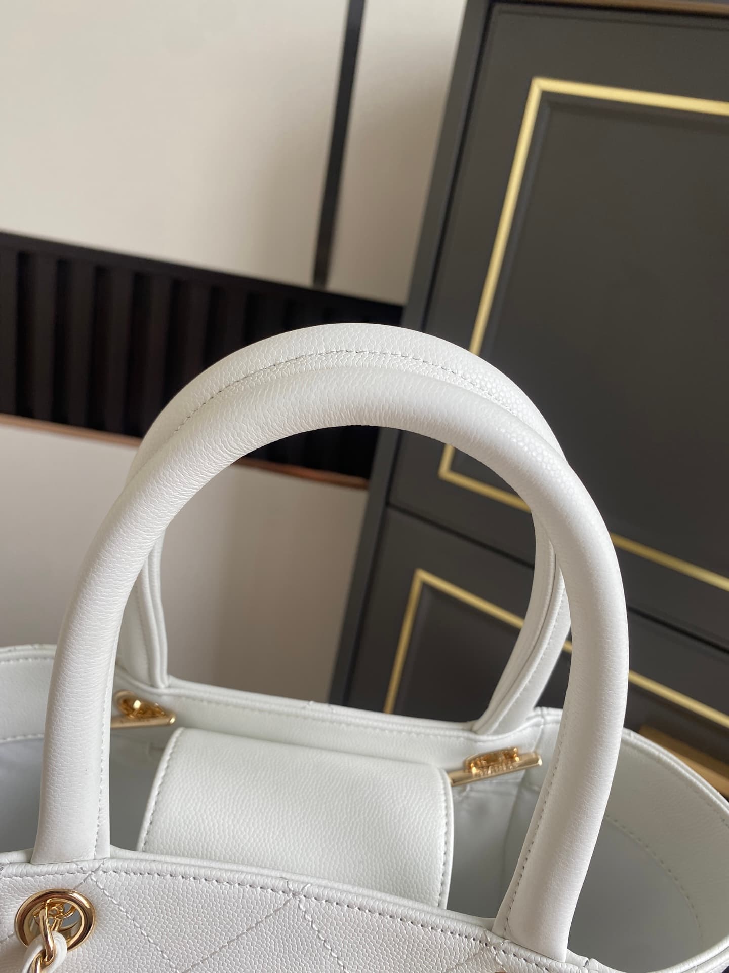 Chanel Tote Bag Grained Calfskin&Gold-Tone Metal White AS6025 High