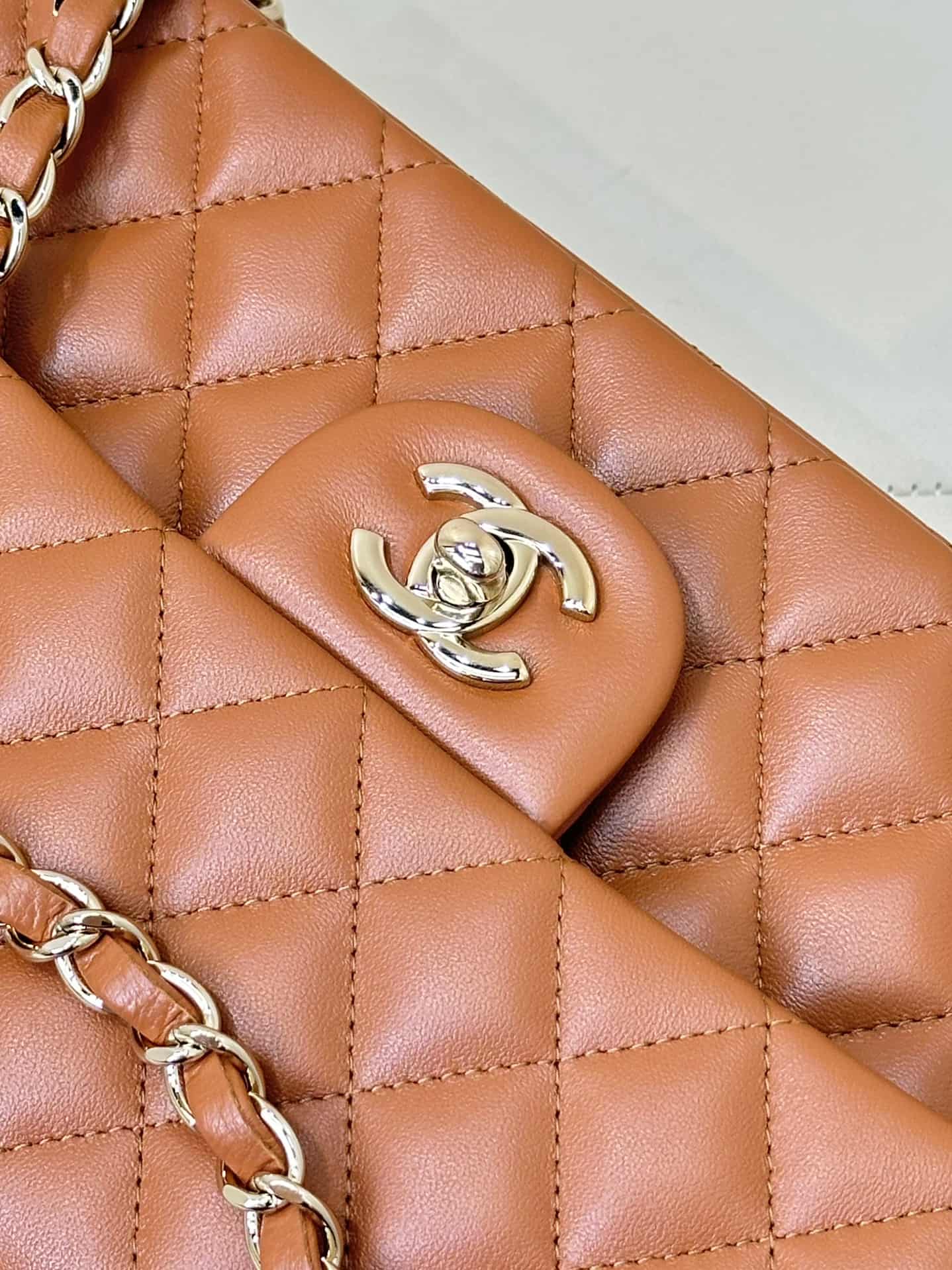 Chanel Medium CLASSIC HANDBAG Lambskin Gold-Tone Metal caramel TOP