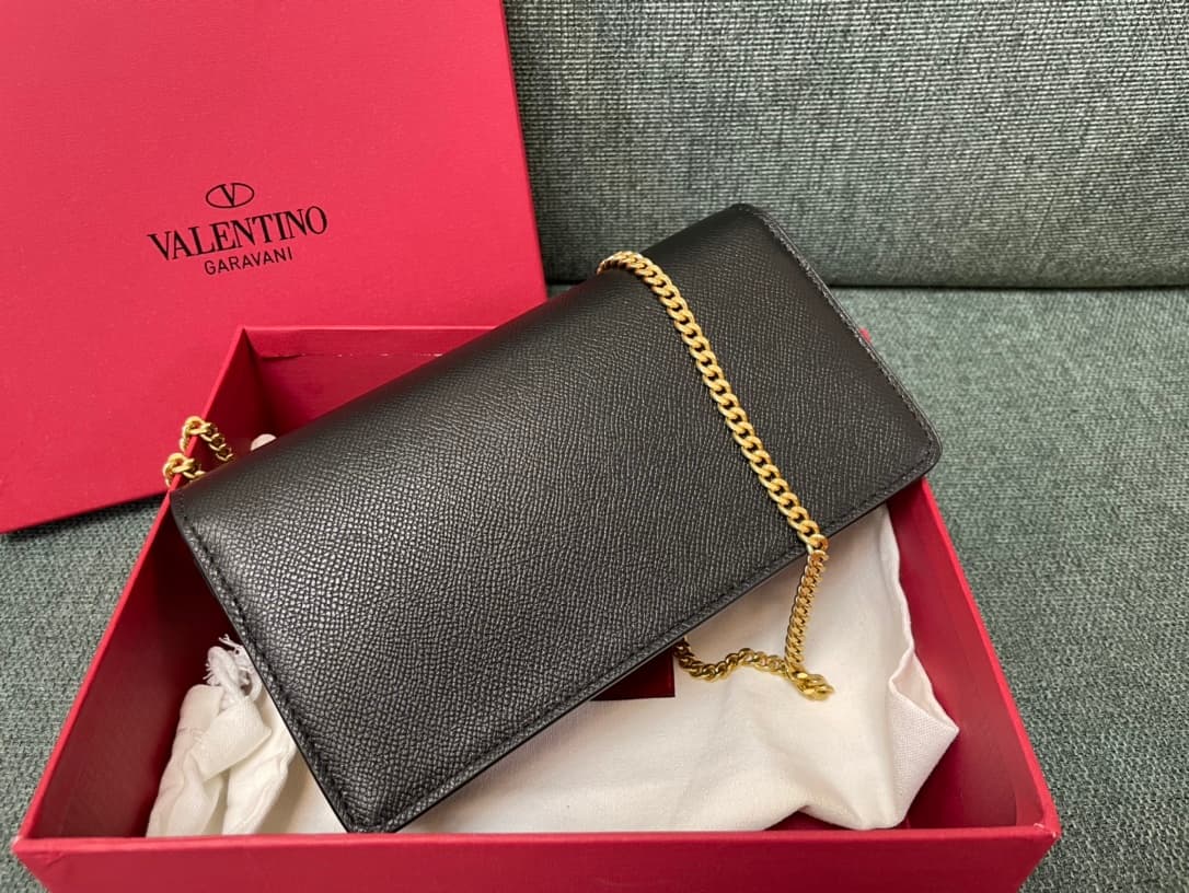 Valentino Garavani VLogo signature wallet on chain bag Grainy Calfskin Black High