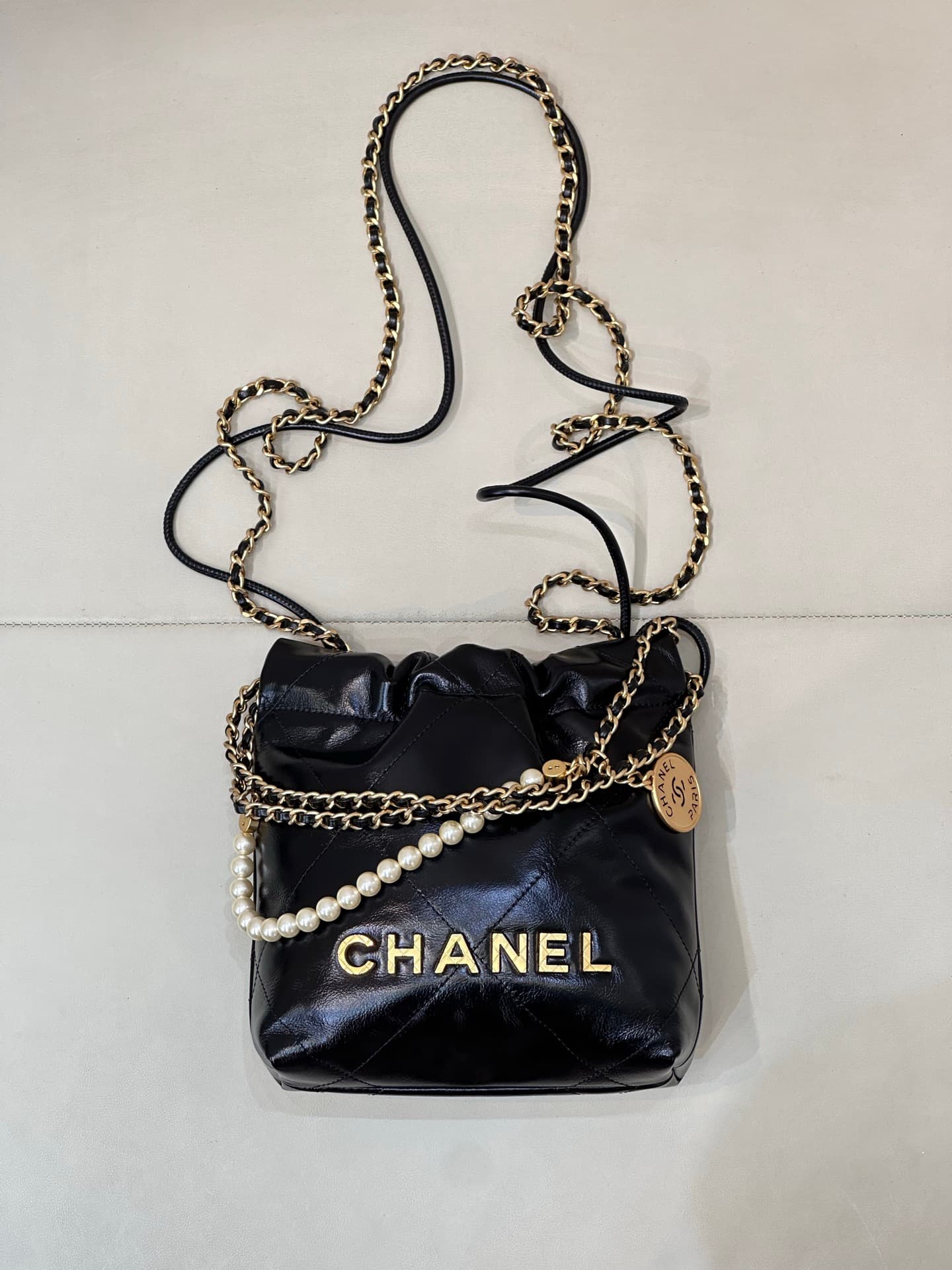 Chanel 22 MINI HANDBAG Shiny Calfskin Black & Gold-Tone Metal AS3980 TOP