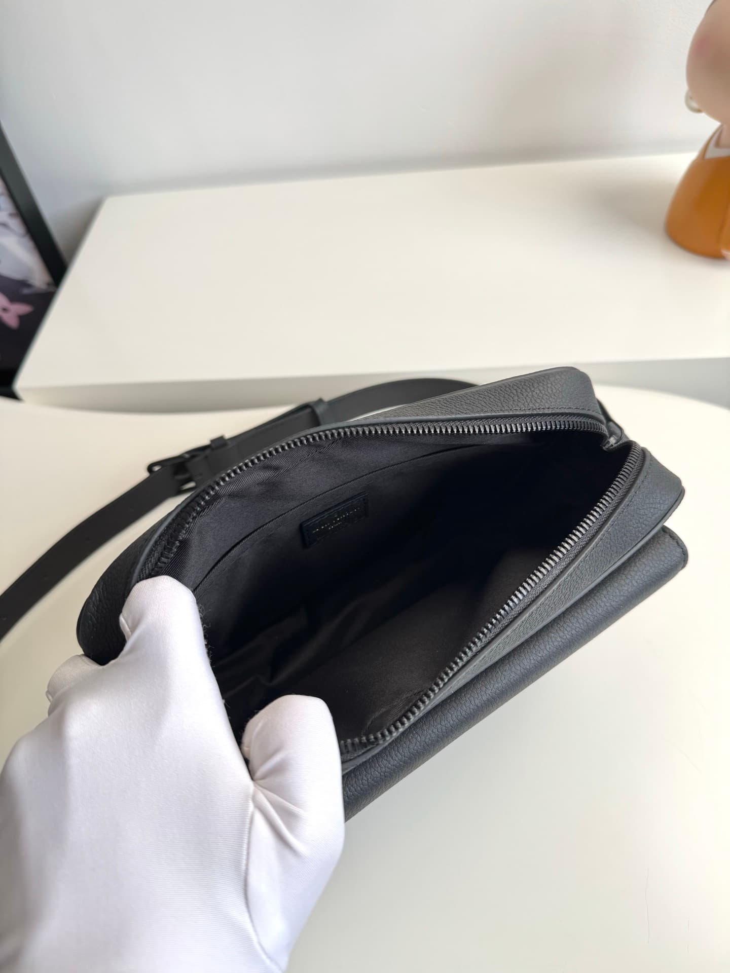 Louis Vuitton Boarding Messenger M15265 Black High