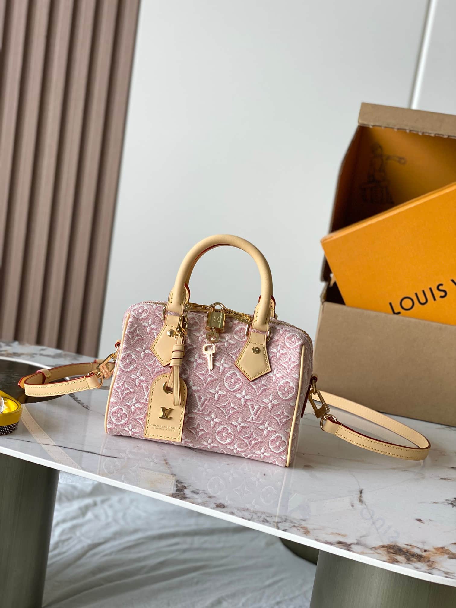 Louis Vuitton Speedy Bandoulière 20 Monogram Emblème Rose Ruban M2A039 TOP