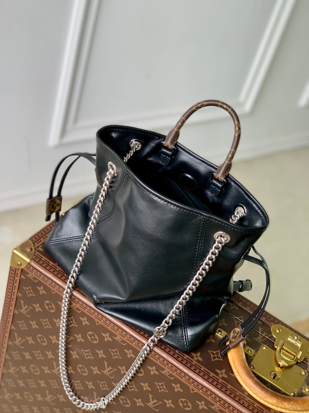 Louis Vuitton Off Duty Backpack Vibe Lamb leather M25522 Black High