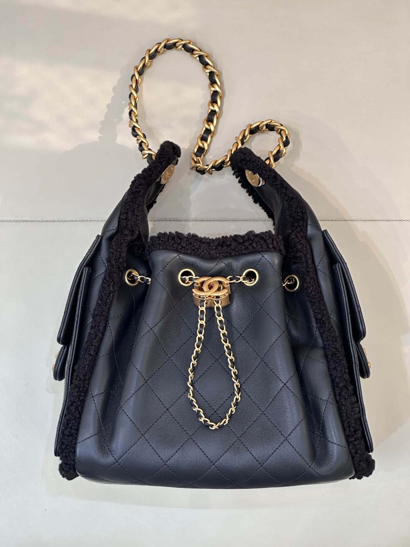 Chanel 25 Small Hobo handbag AS5293 Grained Calfskin with crumpled sheepskin shearling&Gold-tone Metal Black TOP