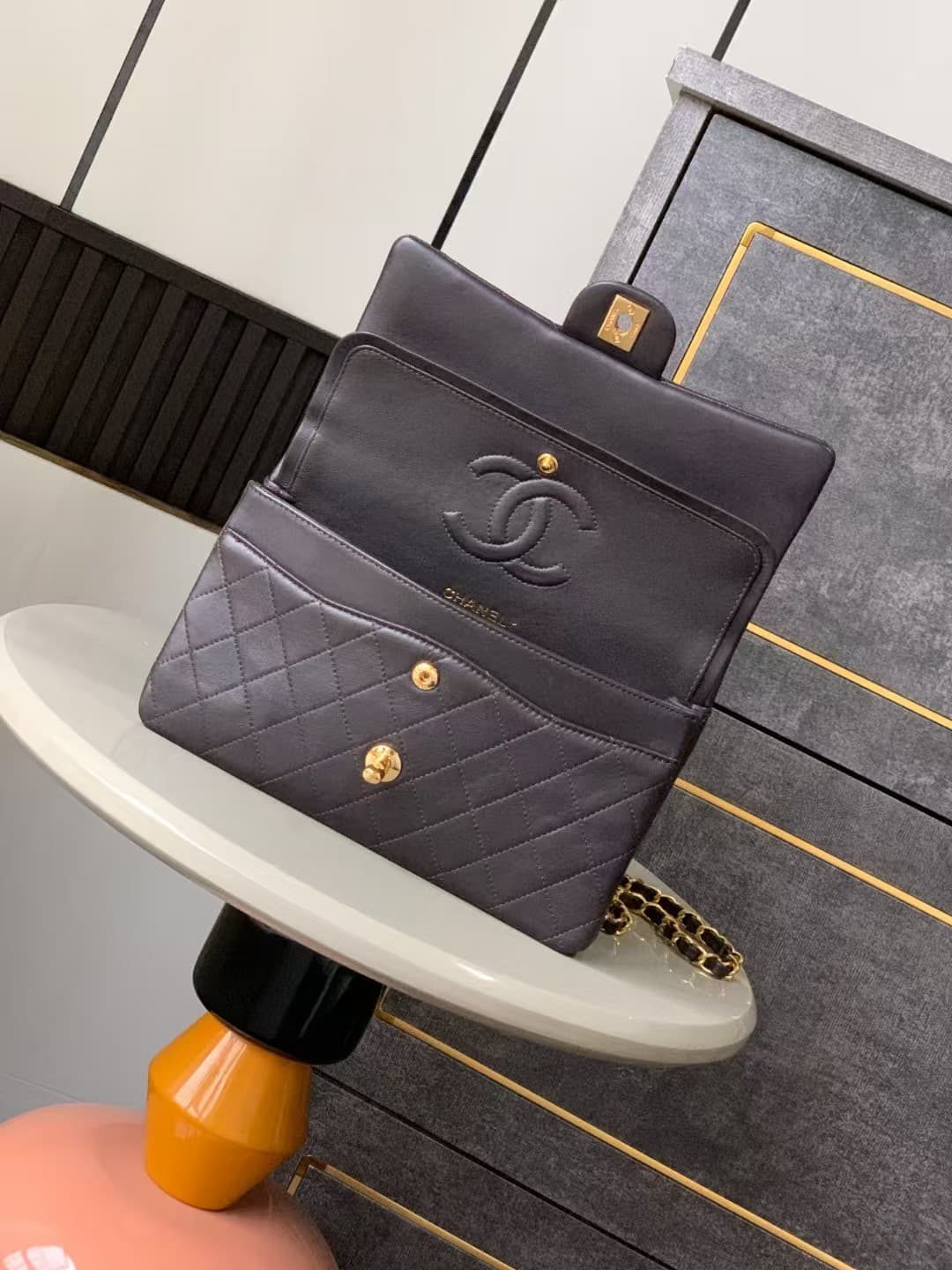 Medium CLASSIC HANDBAG Lambskin Gold Metal In Chocolate A