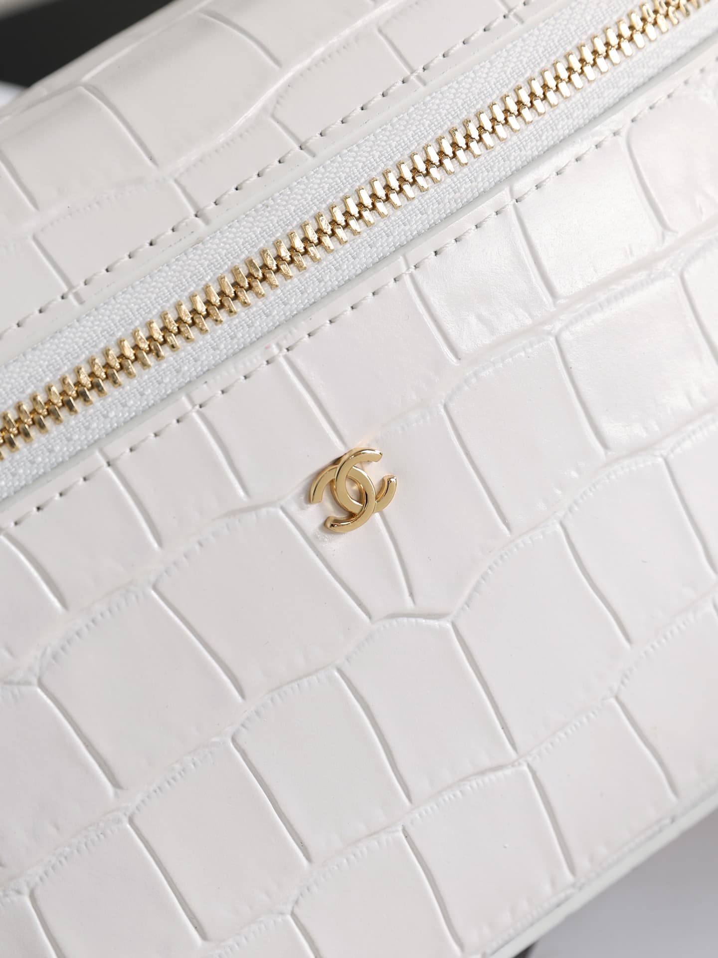 Chanel Vanity with Chain Crocodile-embossed leather& Gold-Tone Metal White AP5195 A