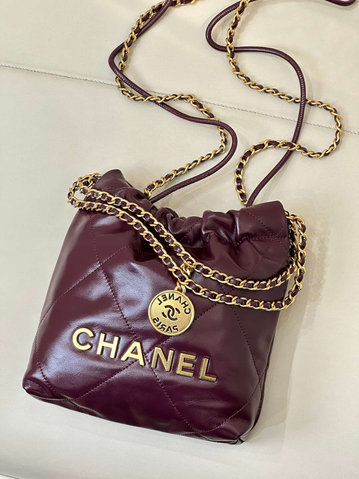 Chanel 22 MINI HANDBAG Shiny Calfskin Burgundy & Gold-Tone Metal AS3980 TOP