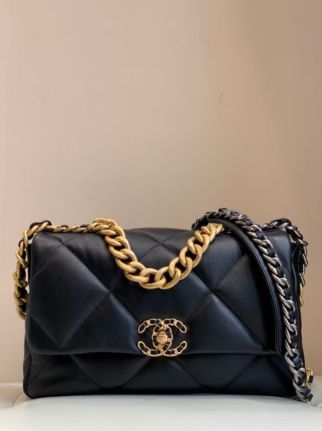 Large Chanel 19 handbag Shiny lambskin  gold&silver-tone Black TOP