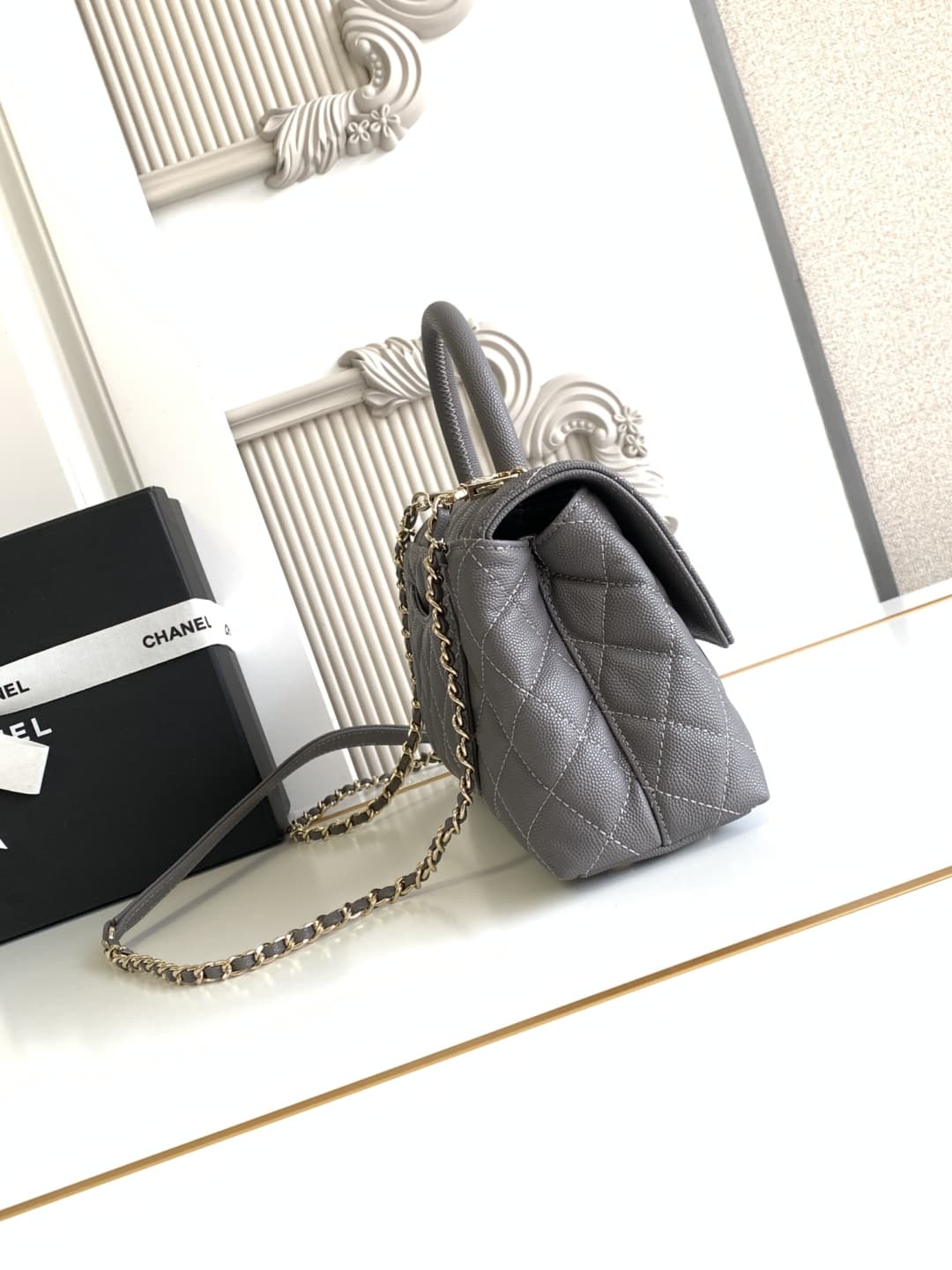 FLAP BAG WITH TOP HANDLE Grained Calfskin & Gold-Tone Metal A92990 Grey Binding A