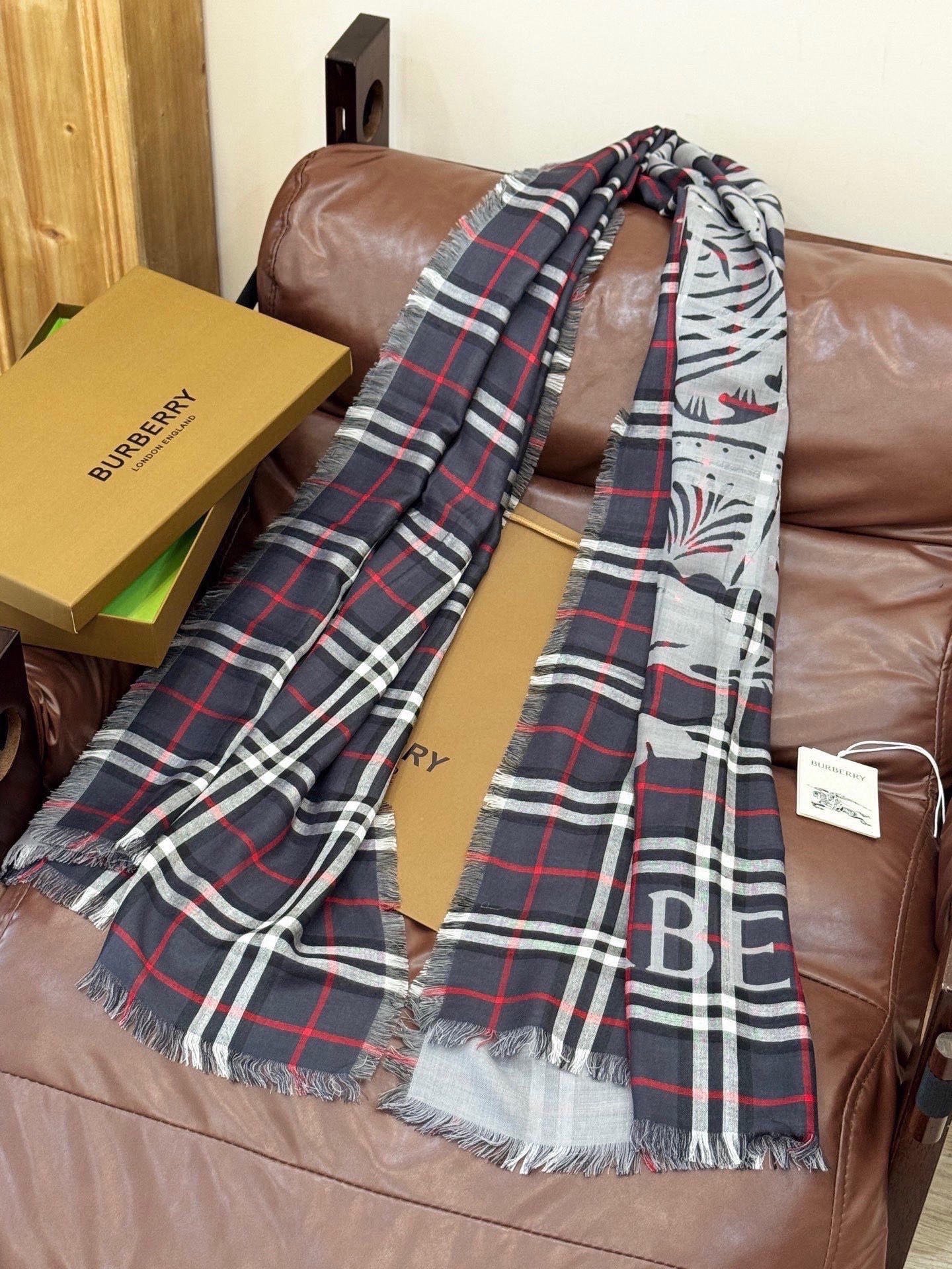 Burberry scarf featuring  check pattern and equestrian knight motif