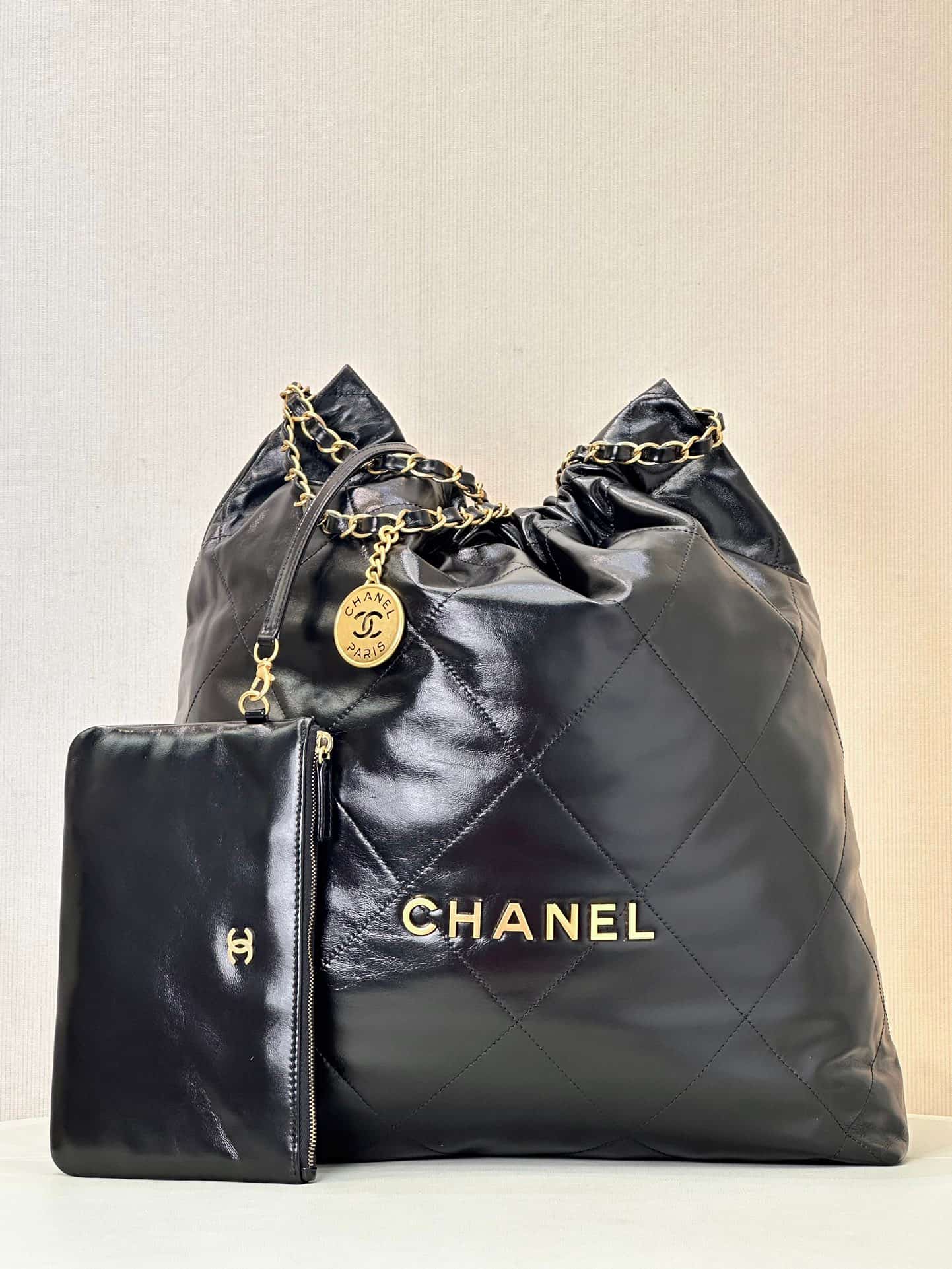 Chanel 22 LARGE HANDBAG Shiny Calfskin & Gold-Tone Metal AS3262 Black TOP