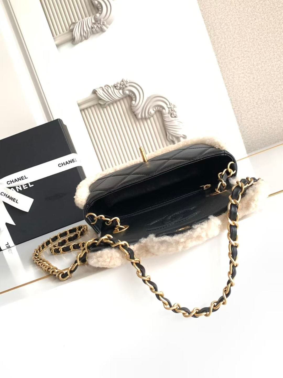 Chanel Mini Shearling Flap Bag in Black lambskin with beige shearling & Gold-Tone Metal AS5148 A