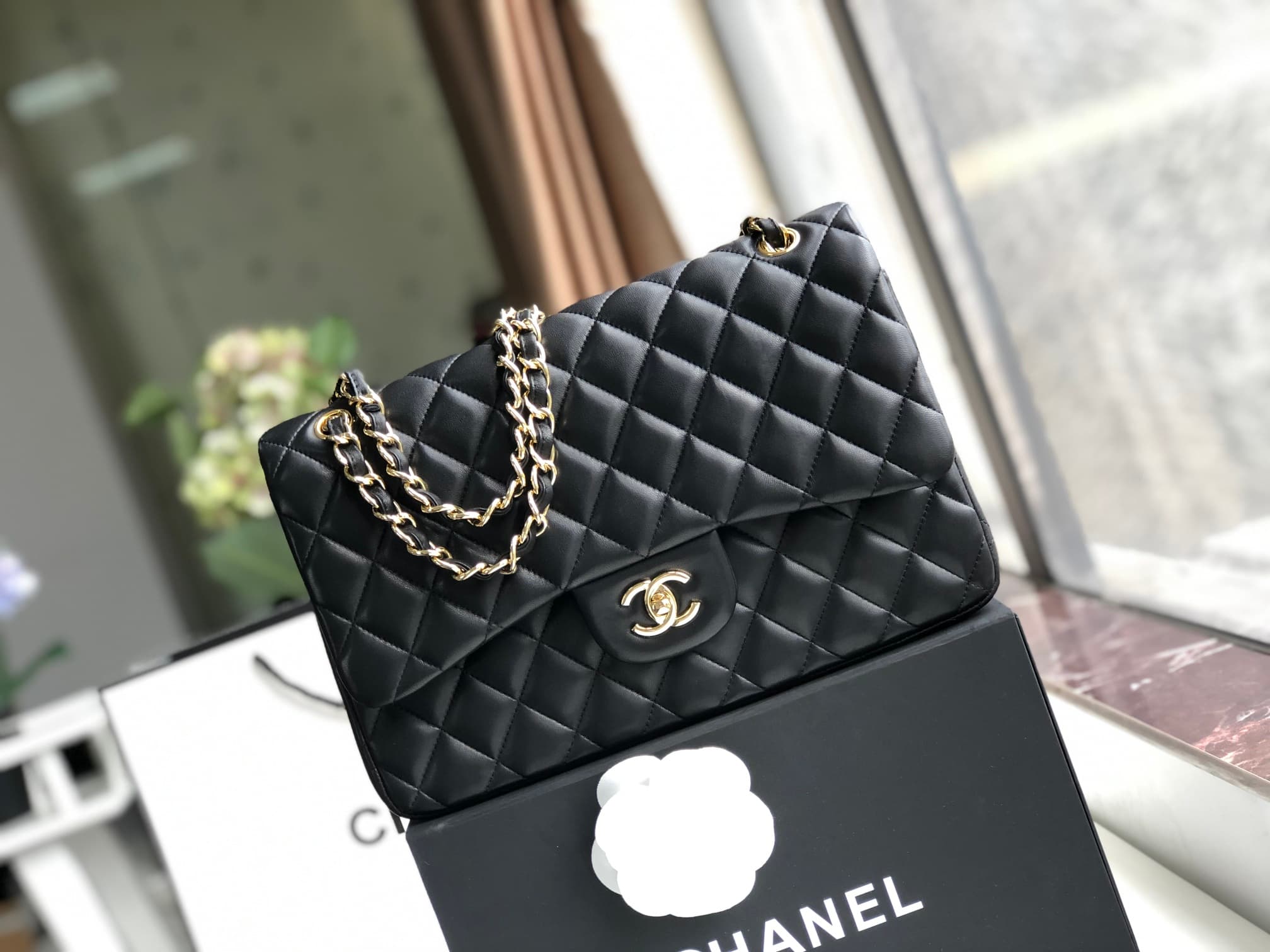 Large CLASSIC HANDBAG Lambskin Gold Metal Black A