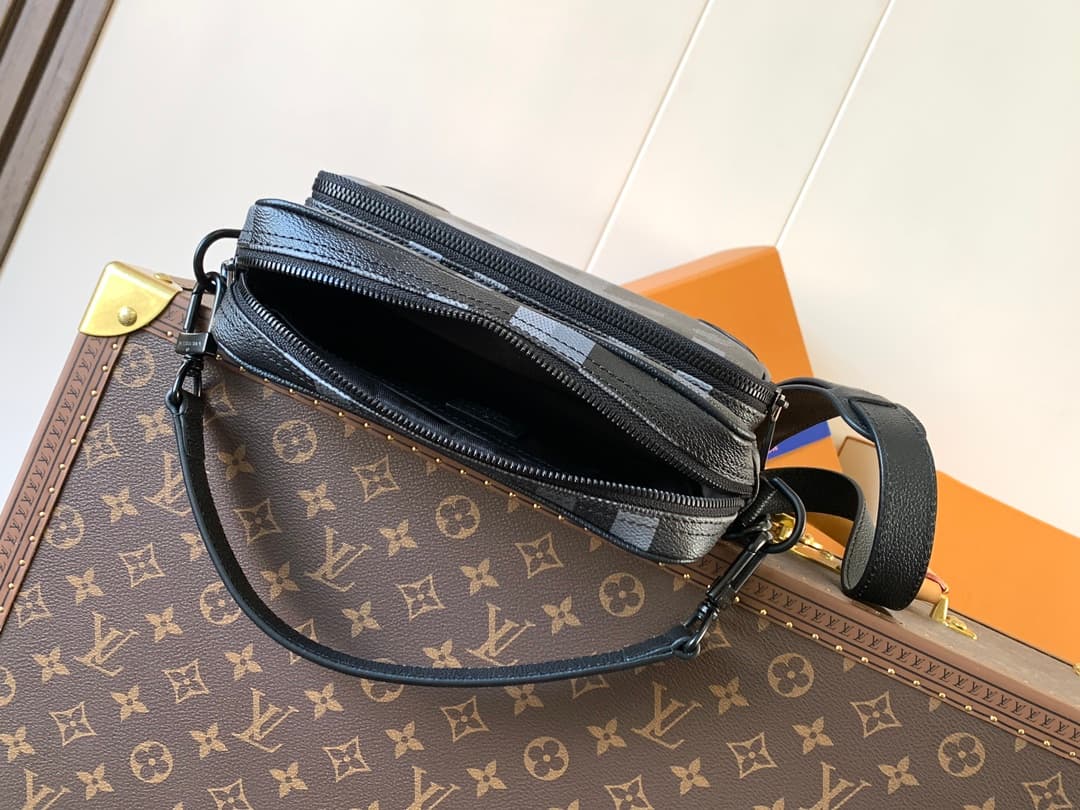 Louis Vuitton Nil Messenger Damoflage Black coated canvas M14988 High