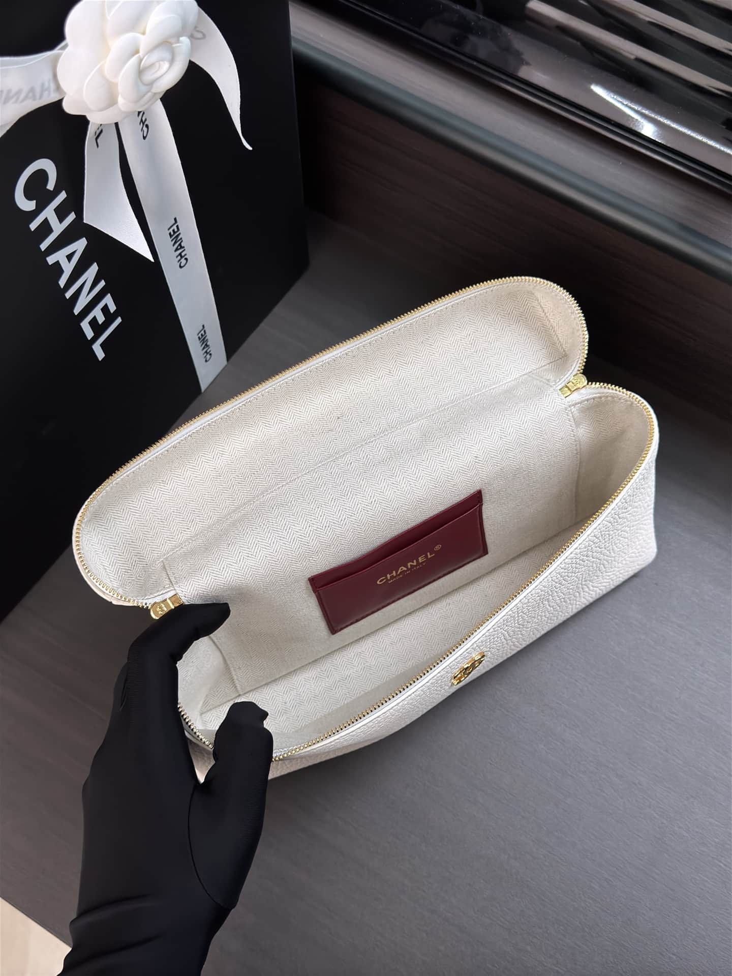 Chanel Vanity with chain Grained Calfskin & Gold-Tone Metal White AS6473 A