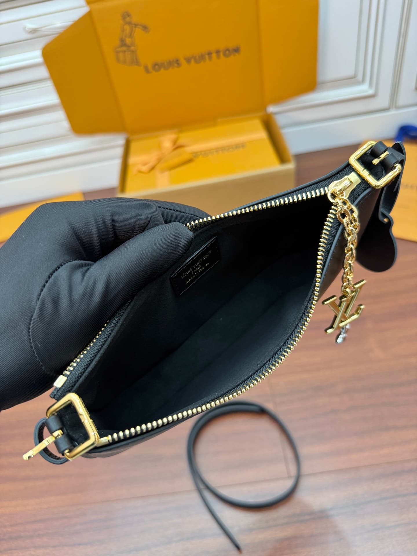 Louis Vuitton Pochette LV Bloom M25525 Calfskin leather Black TOP