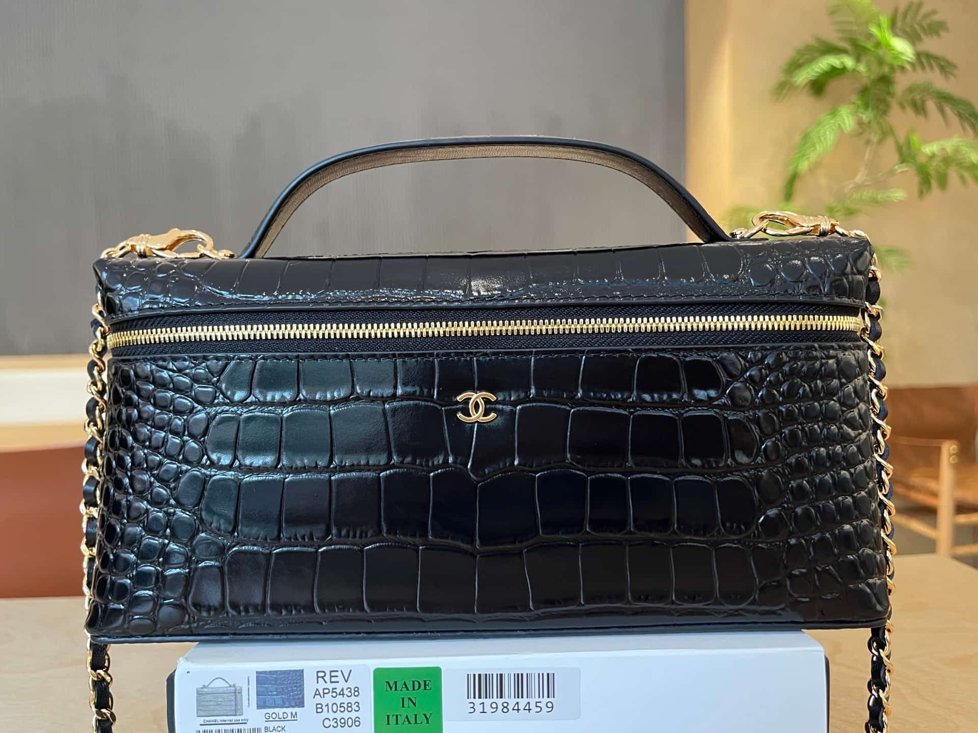 Chanel Vanity with Chain Crocodile-embossed leather& Gold-Tone Metal Black AP5438 A