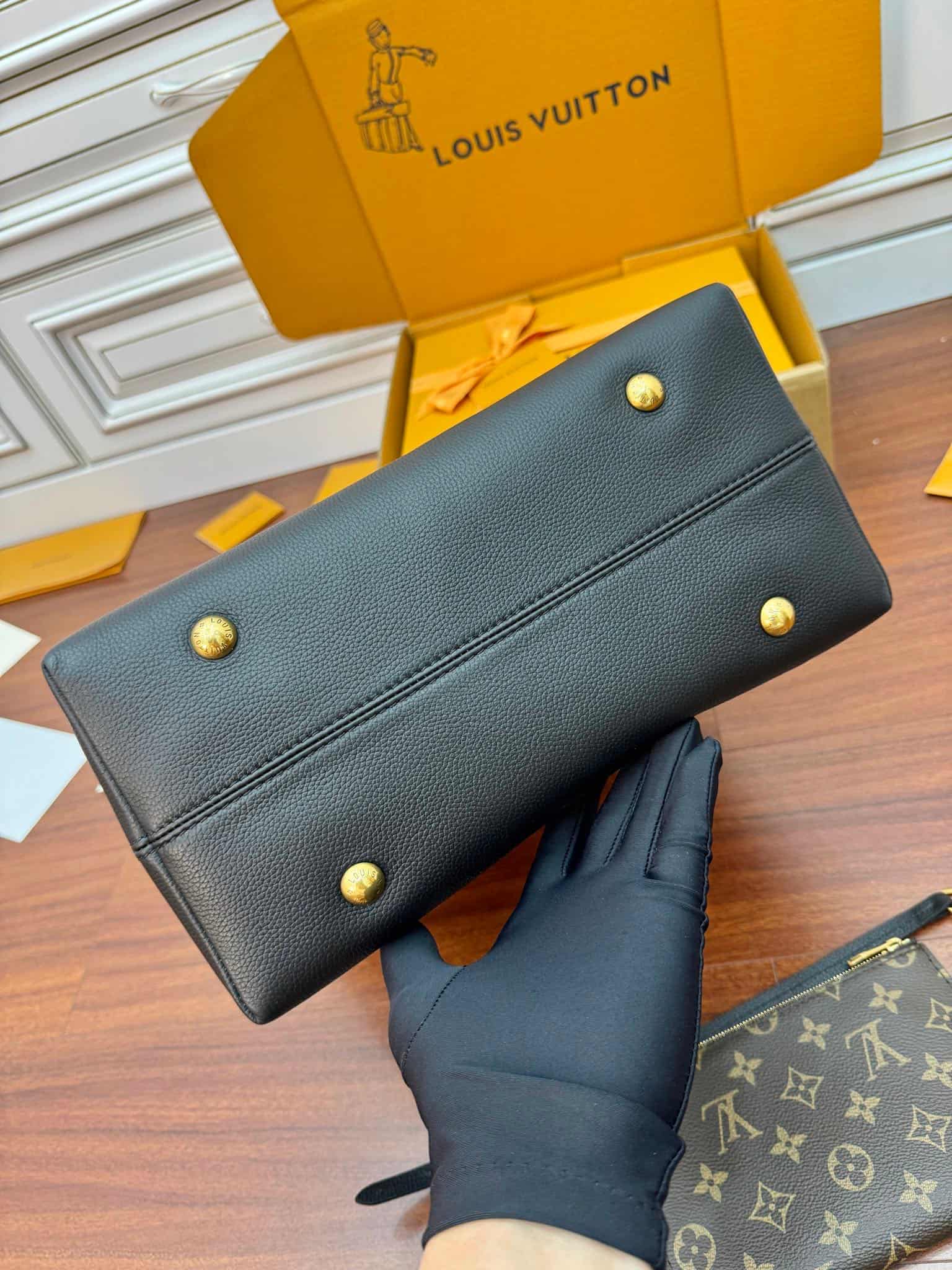 Louis Vuitton Low Key Hobo MM M24856 Black Grained calfskin TOP