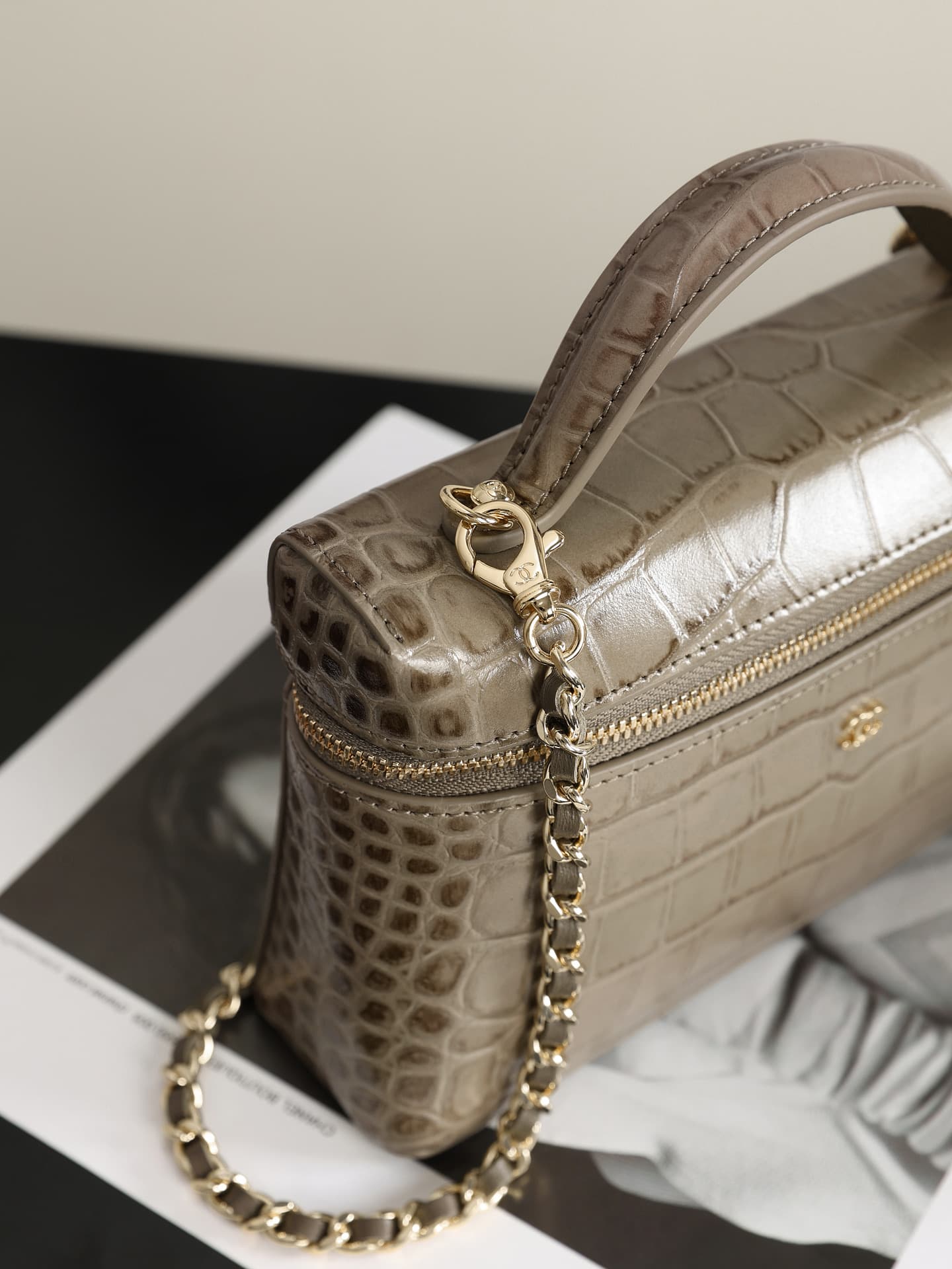 Chanel Vanity with Chain Crocodile-embossed leather& Gold-Tone Metal Dark khaki AP5195 A