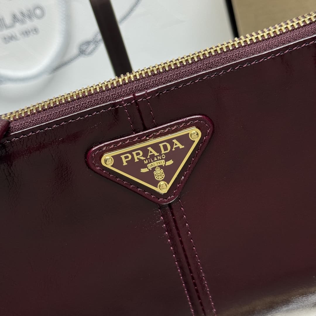 Prada Re-Edition 2002 medium leather shoulder bag 1BC221 High
