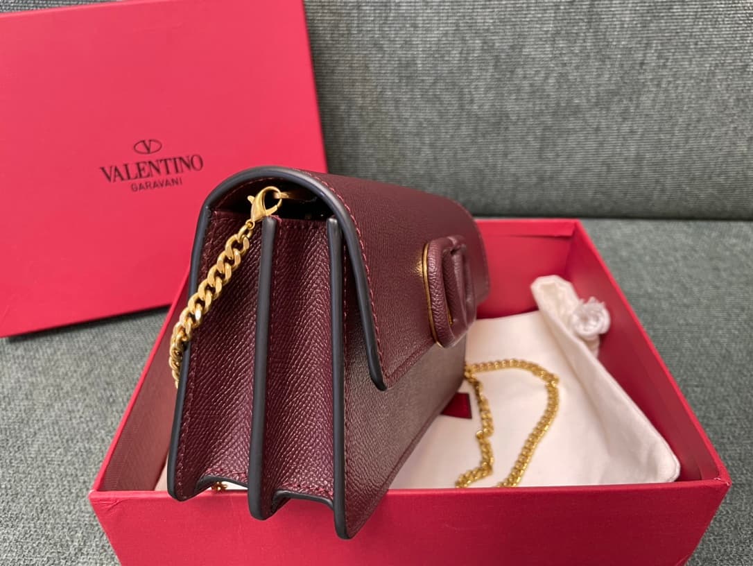 Valentino Garavani VLogo signature wallet on chain bag Grainy Calfskin Claret High