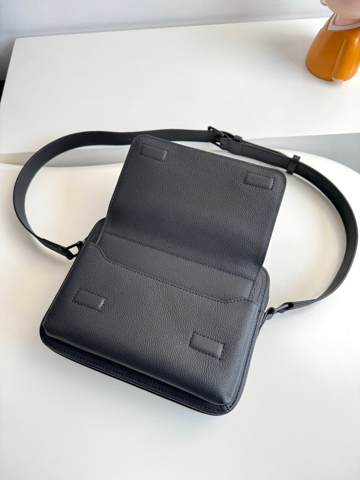 Louis Vuitton Boarding Messenger M15265 Black High