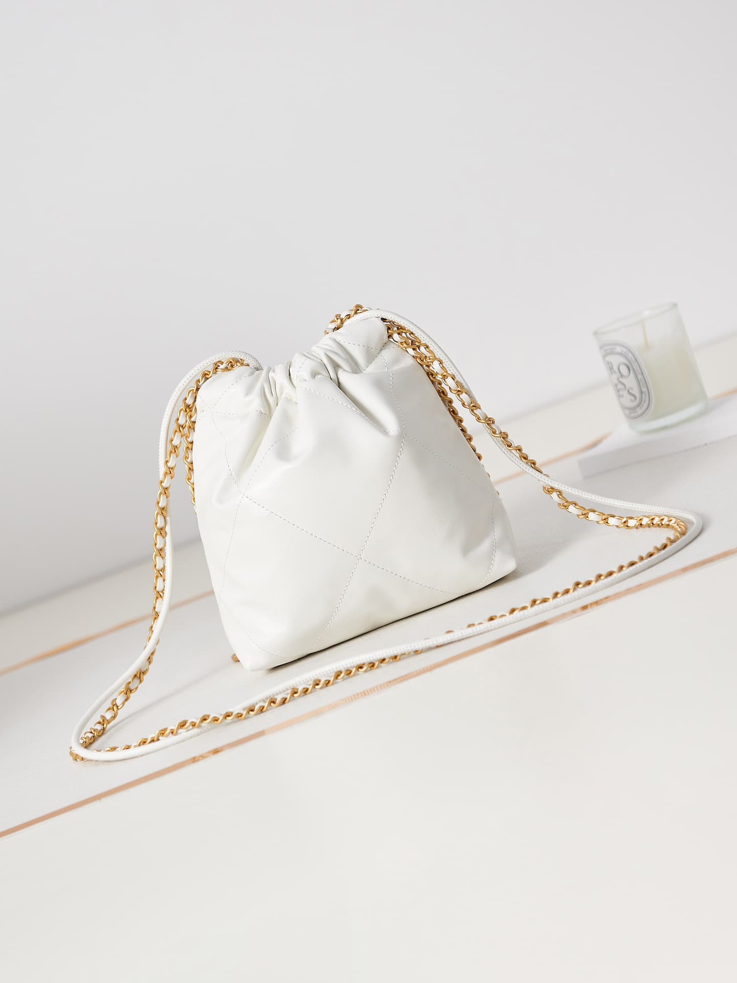 Chanel 22 MINI HANDBAG Shiny Calfskin White & Gold-Tone Metal AS3980 A