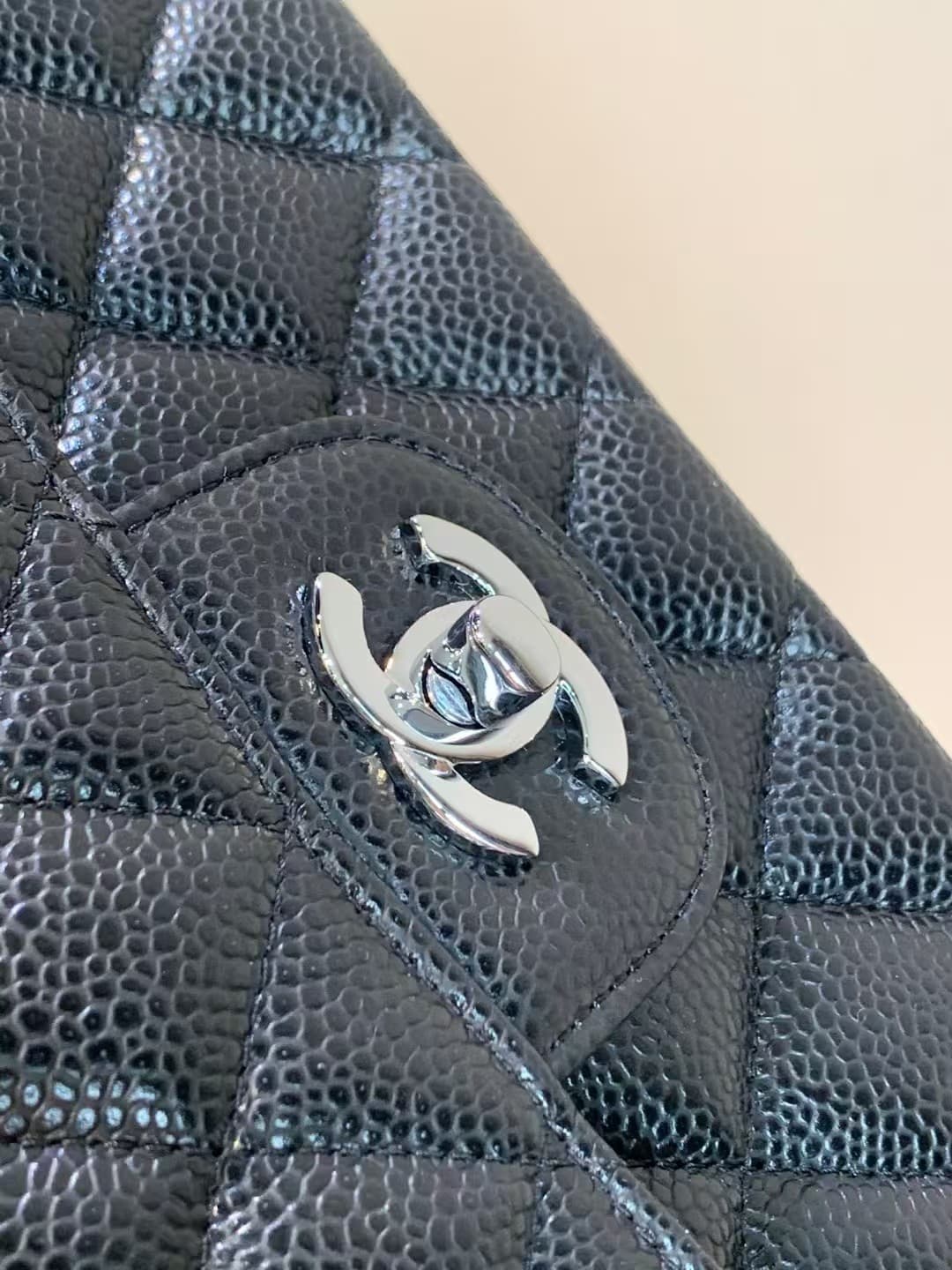 Chanel Medium CLASSIC HANDBAG Grained Calfskin Black Silver Metal TOP