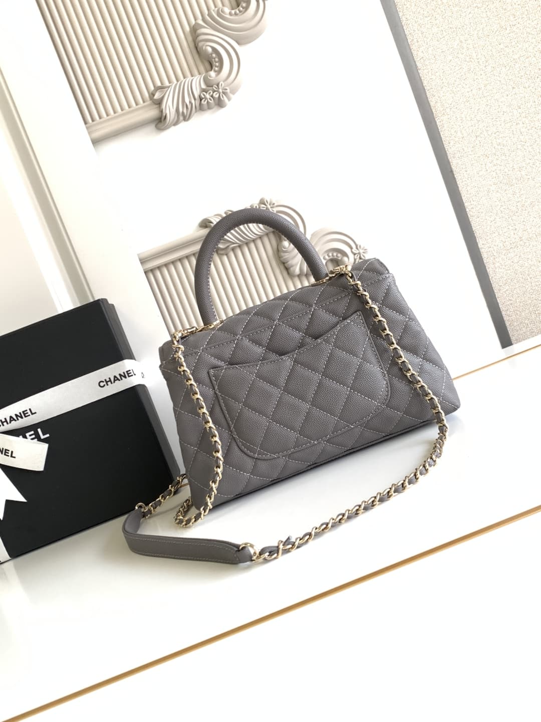 FLAP BAG WITH TOP HANDLE Grained Calfskin & Gold-Tone Metal A92990 Grey Binding A