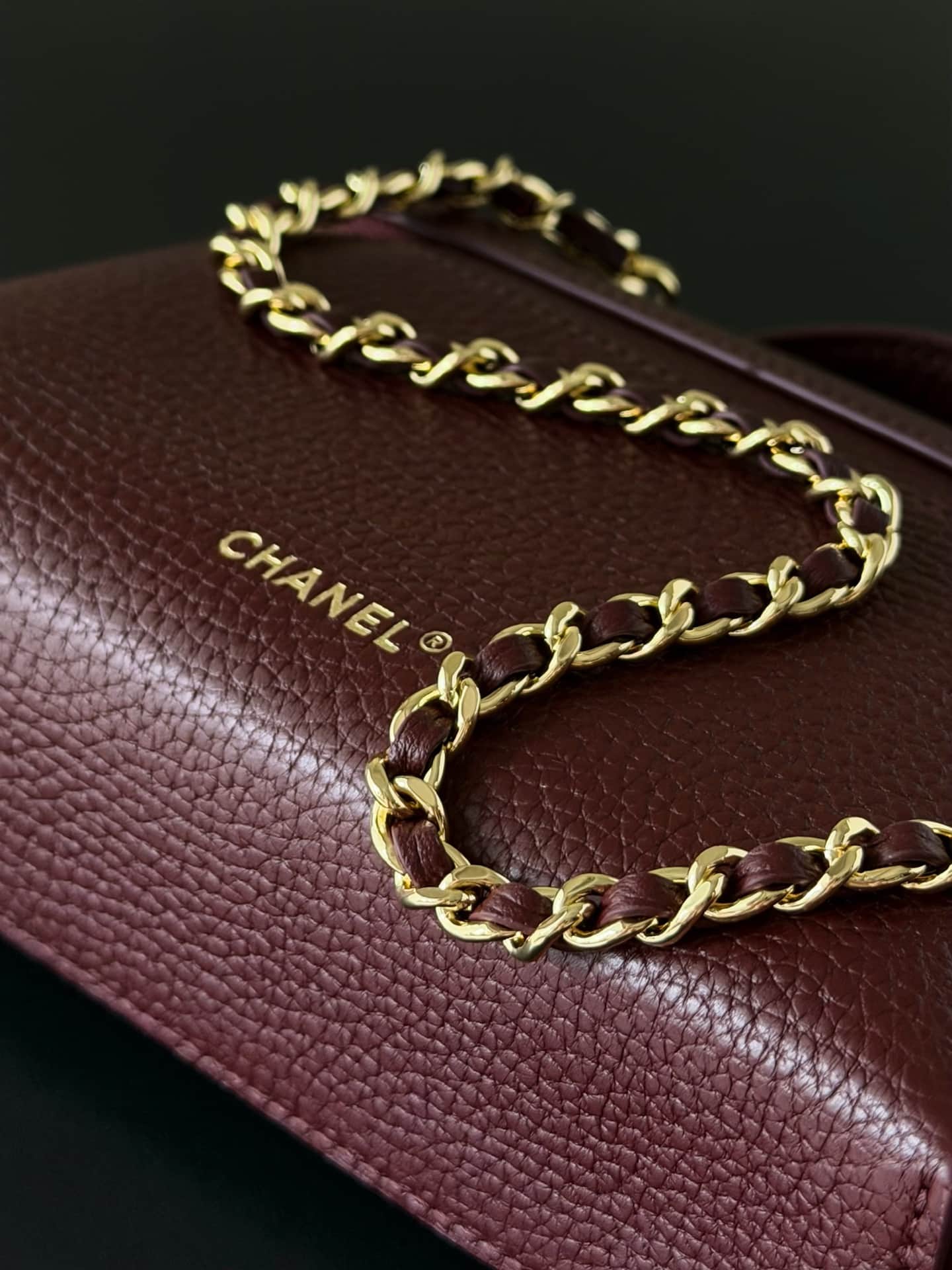 Chanel Small Vanity with chain Grained Calfskin & Gold-Tone Metal Burgundy AS5346 A