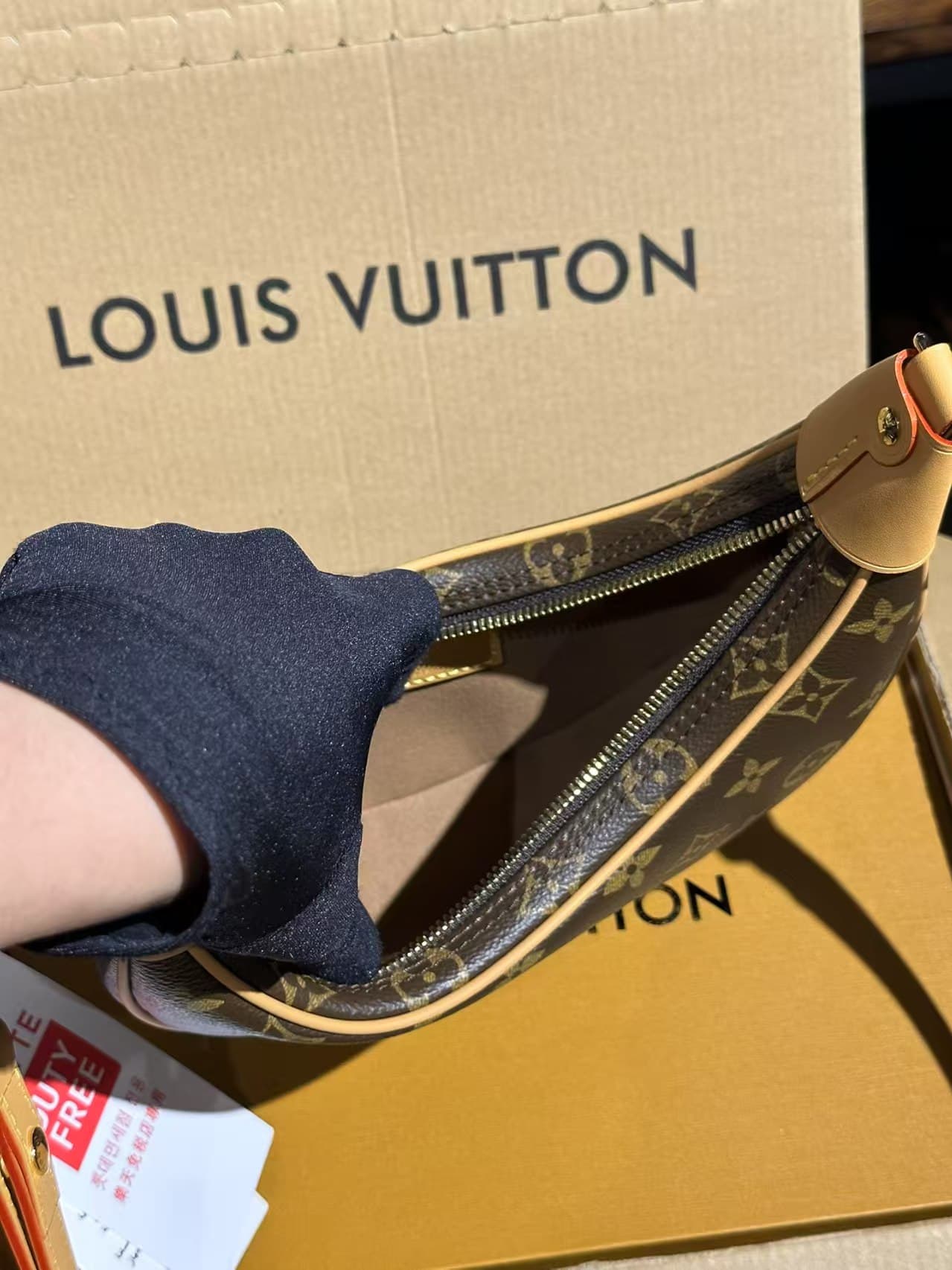 Louis Vuitton LOOP Handbag Monogram coated canvas M81098 High