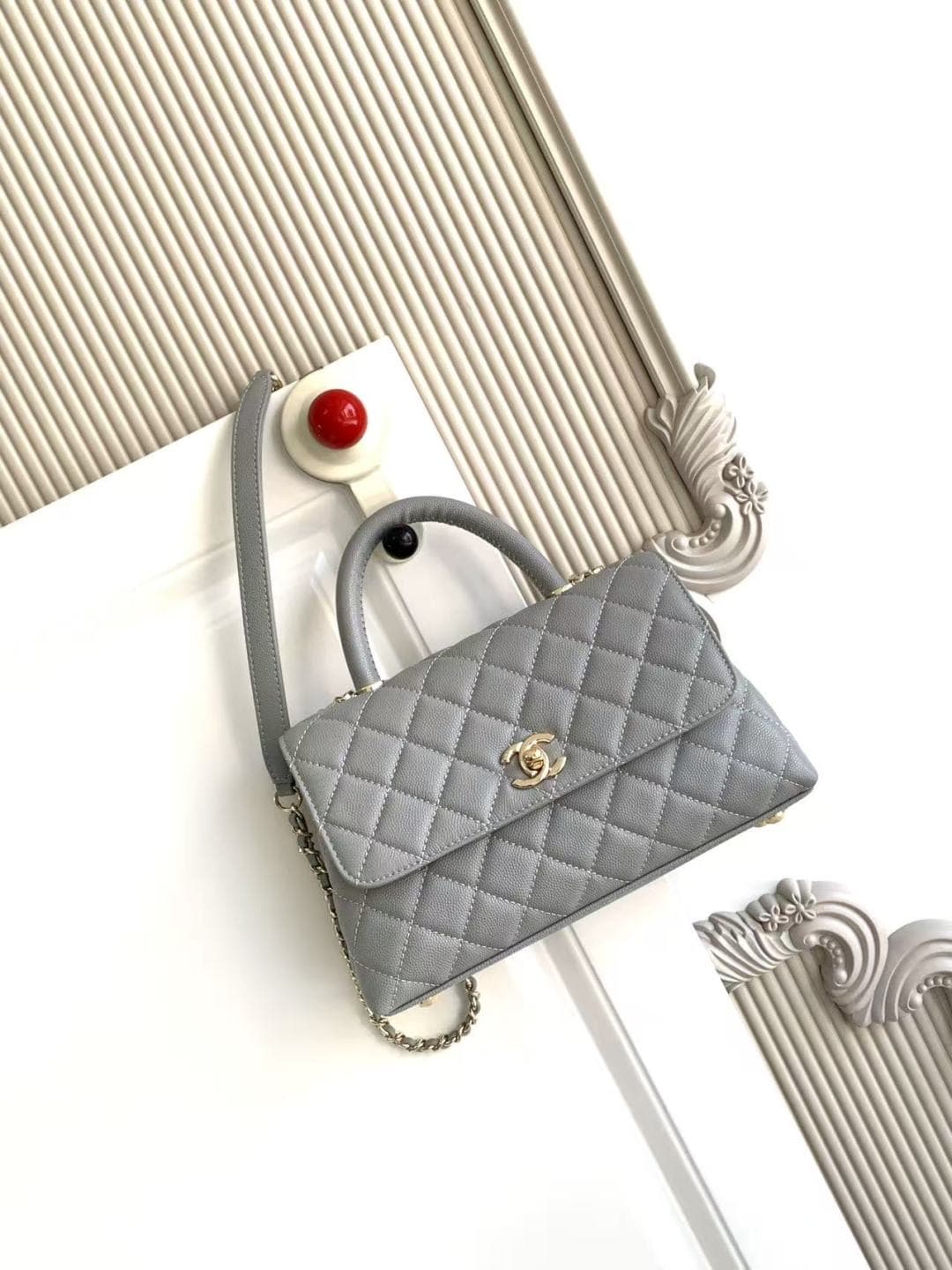 FLAP BAG WITH TOP HANDLE Grained Calfskin & Gold-Tone Metal A92990 Light-Grey Binding A