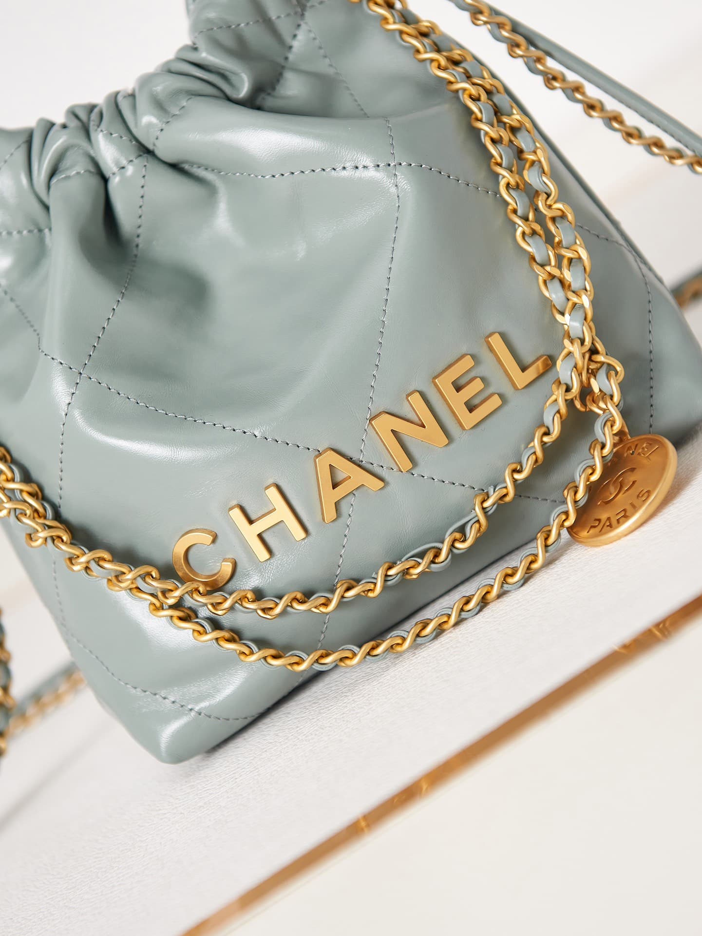 Chanel 22 MINI HANDBAG Shiny Calfskin & Gold-Tone Metal AS3980 A