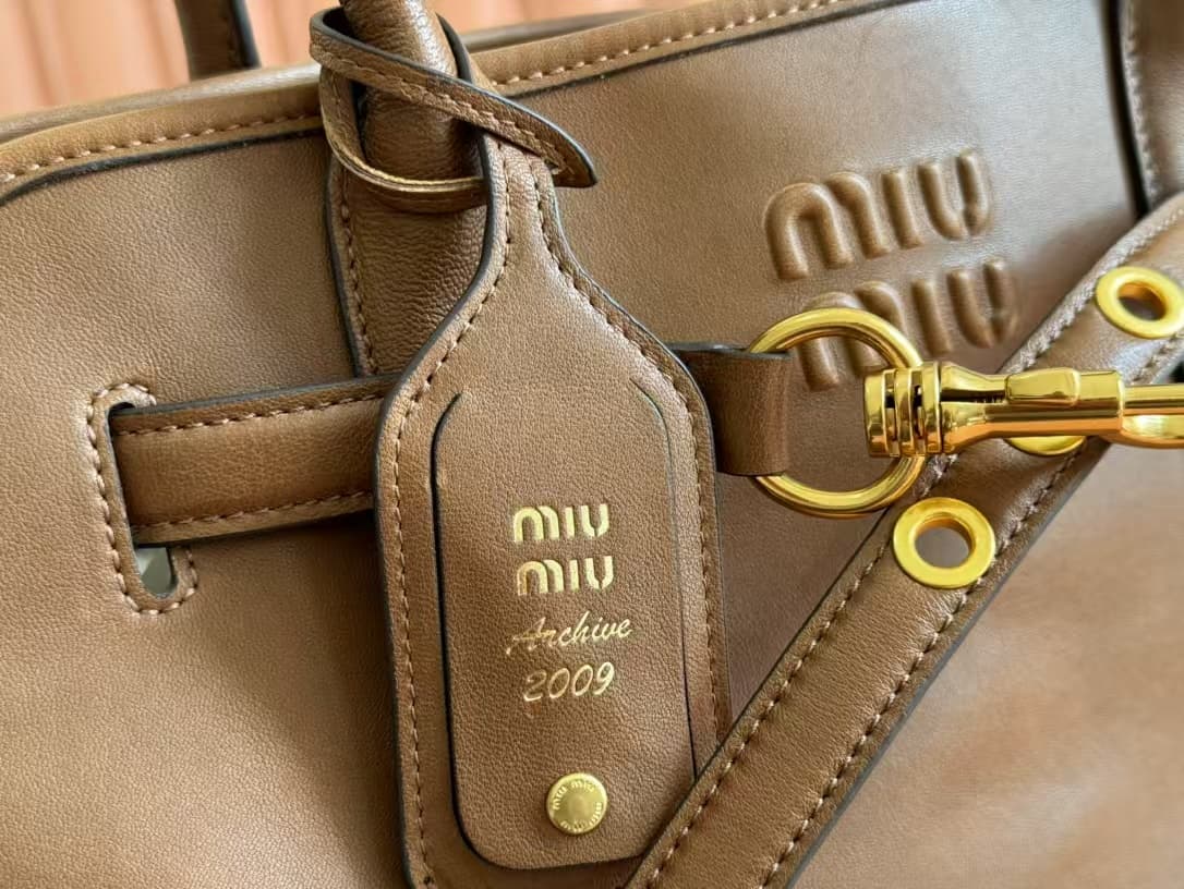 复制Miu Miu Aventure nappa leather Medium bag in Briarwood Top
