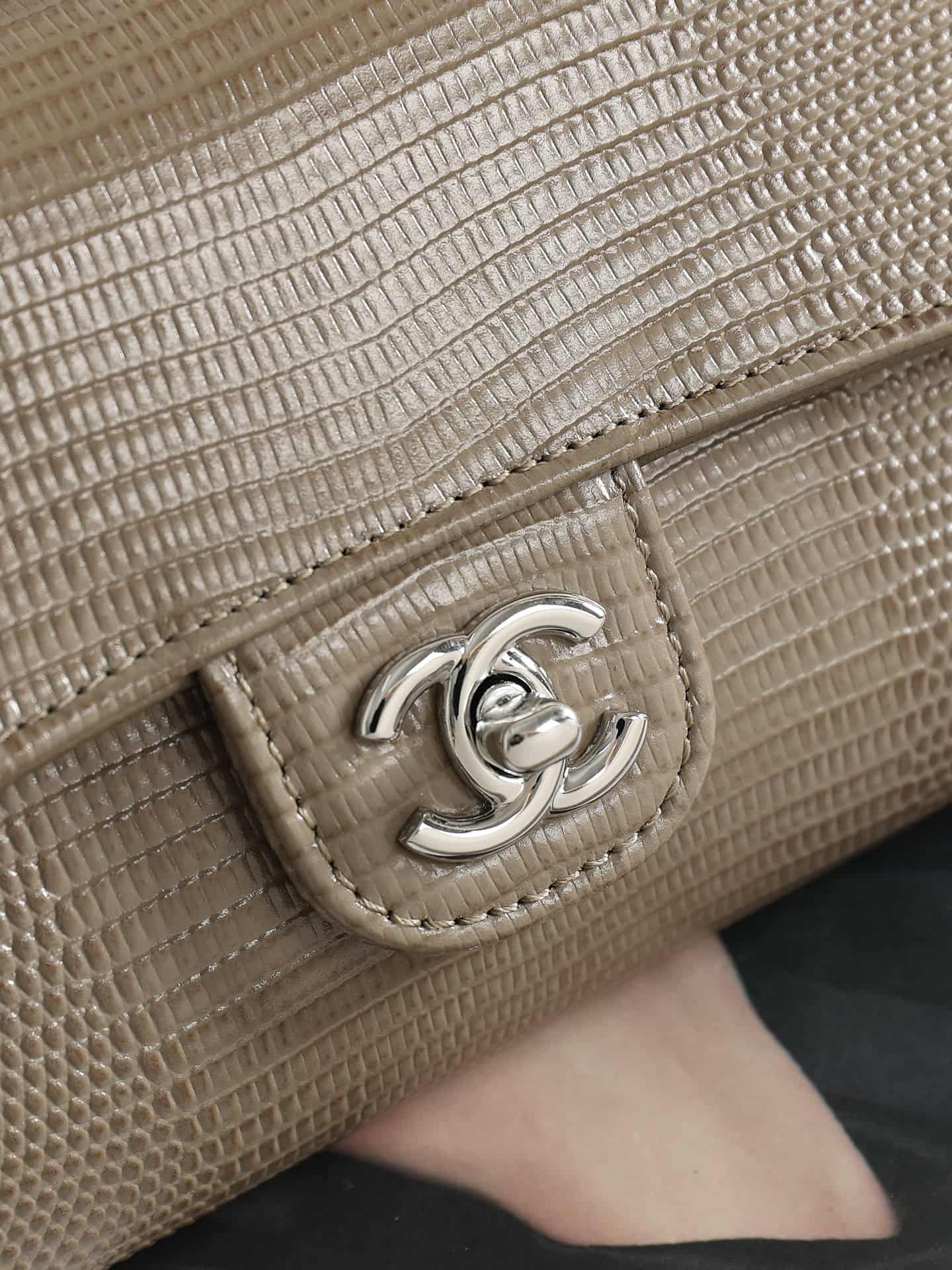 Chanel Clutch with chain Lizard Embossed Calfskin & Silver-Tone Metal Khaki AP5280 A