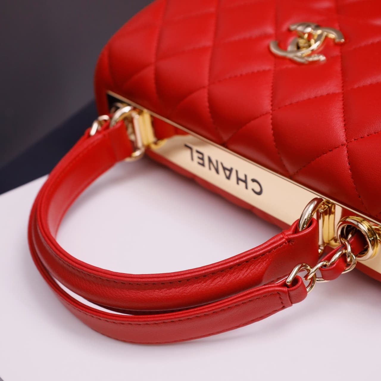 SMALL FLAP BAG WITH TOP HANDLE Lambskin Gold Metal Red A