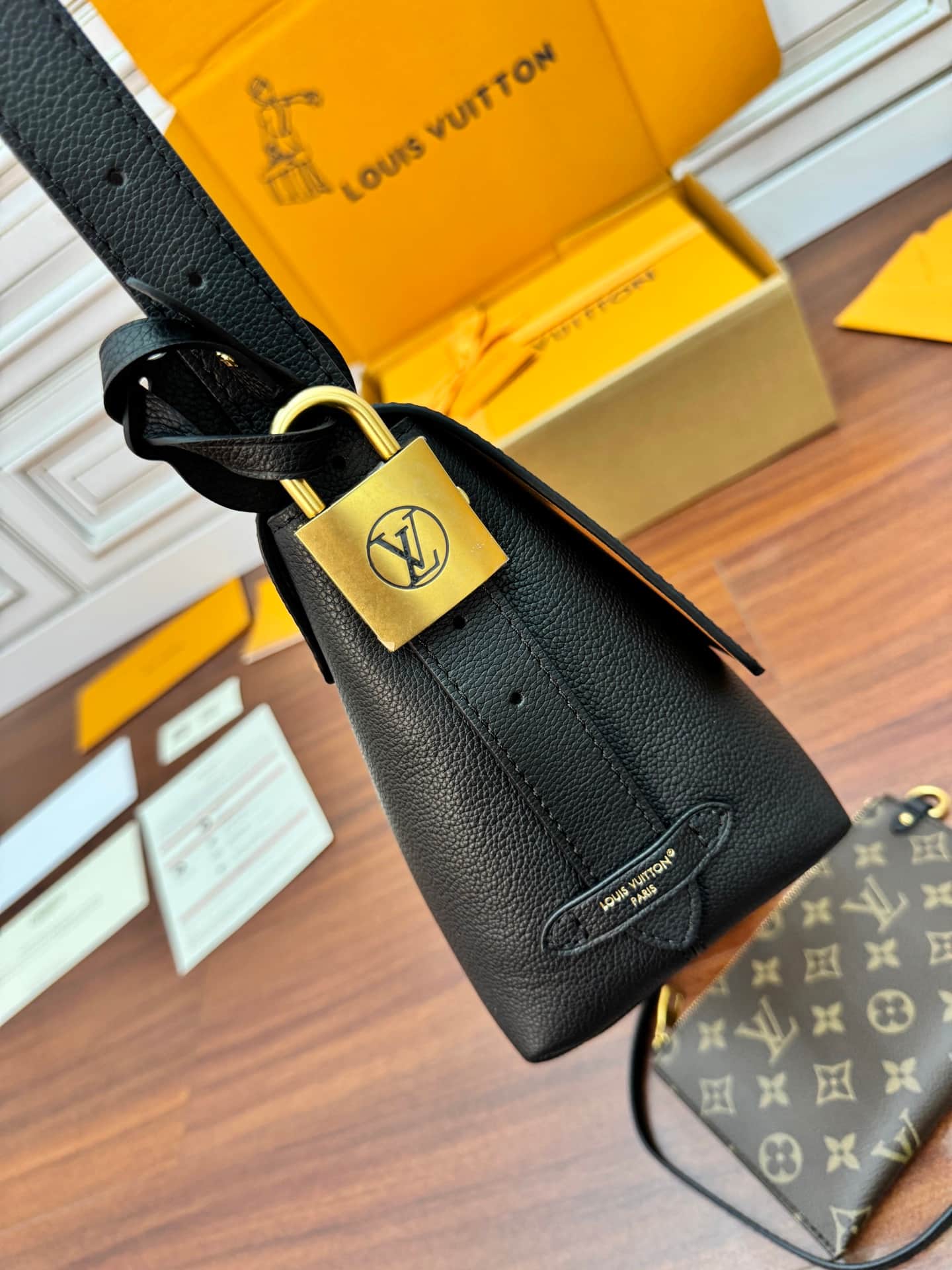 Louis Vuitton Low Key Messenger Black Calf leather M13148 TOP