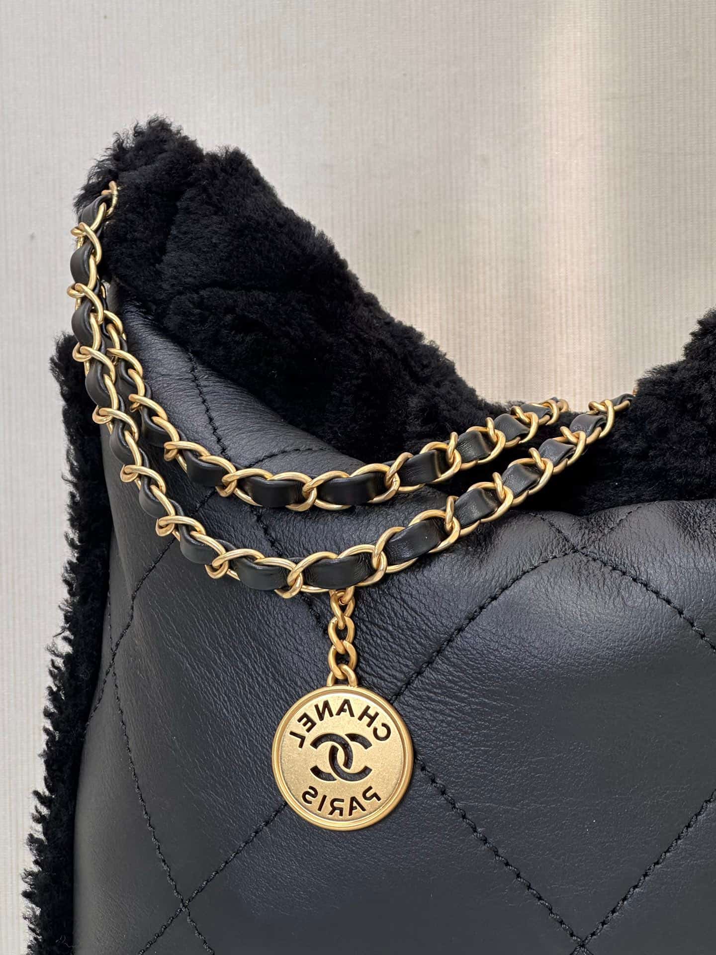 Chanel 22 Small handbag Shiny Calfskin Shearling & Gold-tone metal AS3260 Black TOP