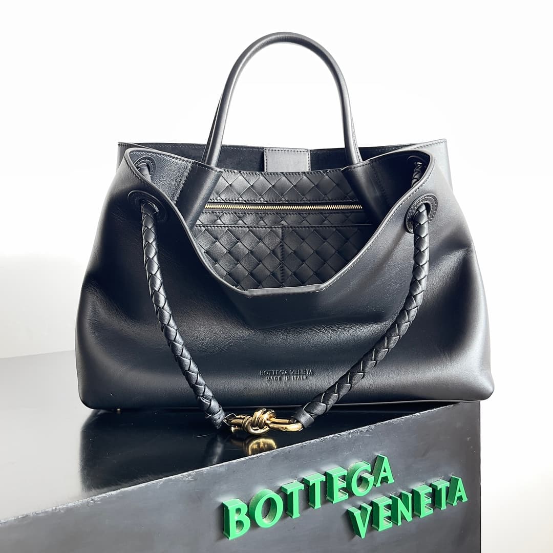 Bottega Veneta Andiamo tote bag in black calfskin leather TOP