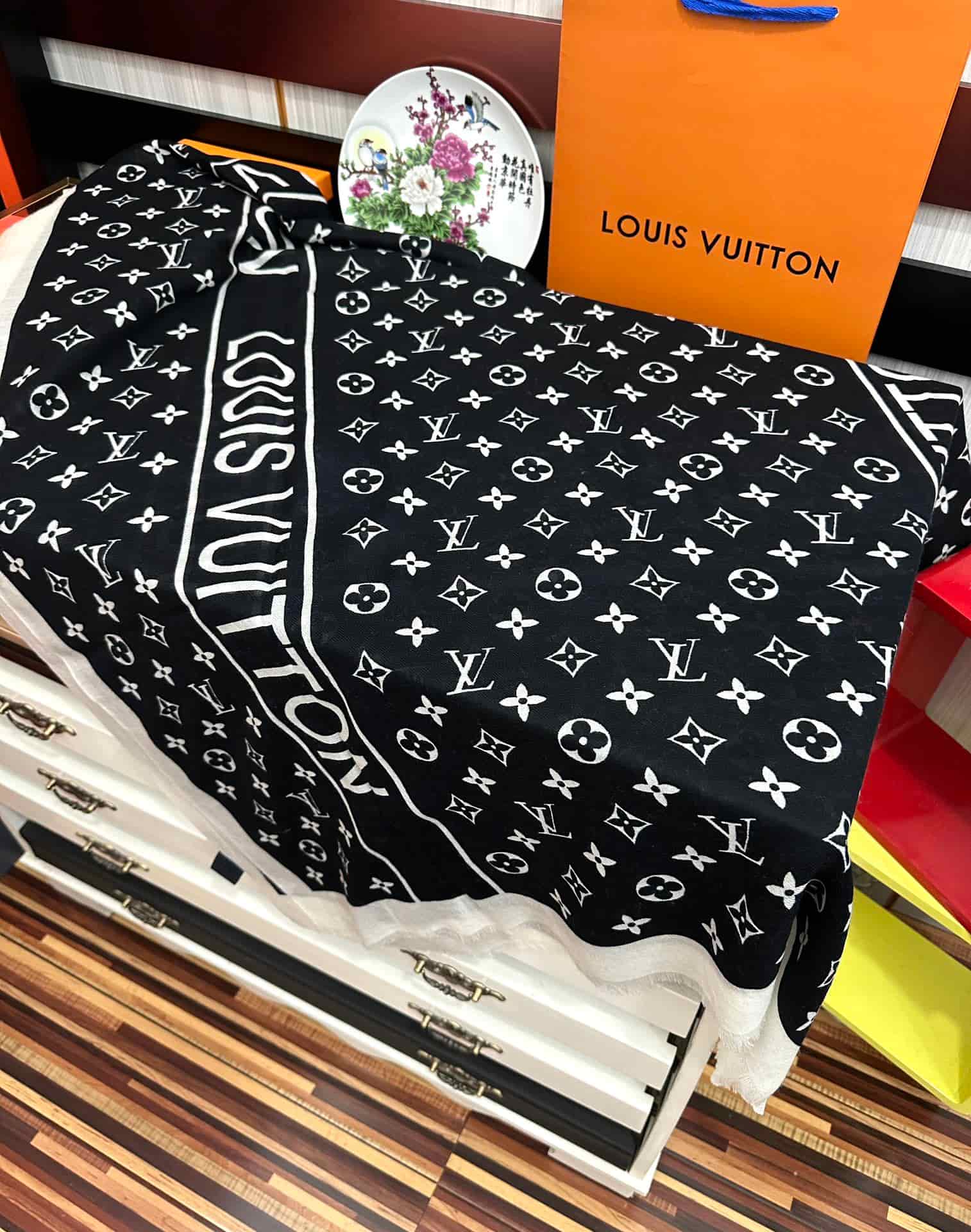 Louis Vuitton Monogram Blast scarf