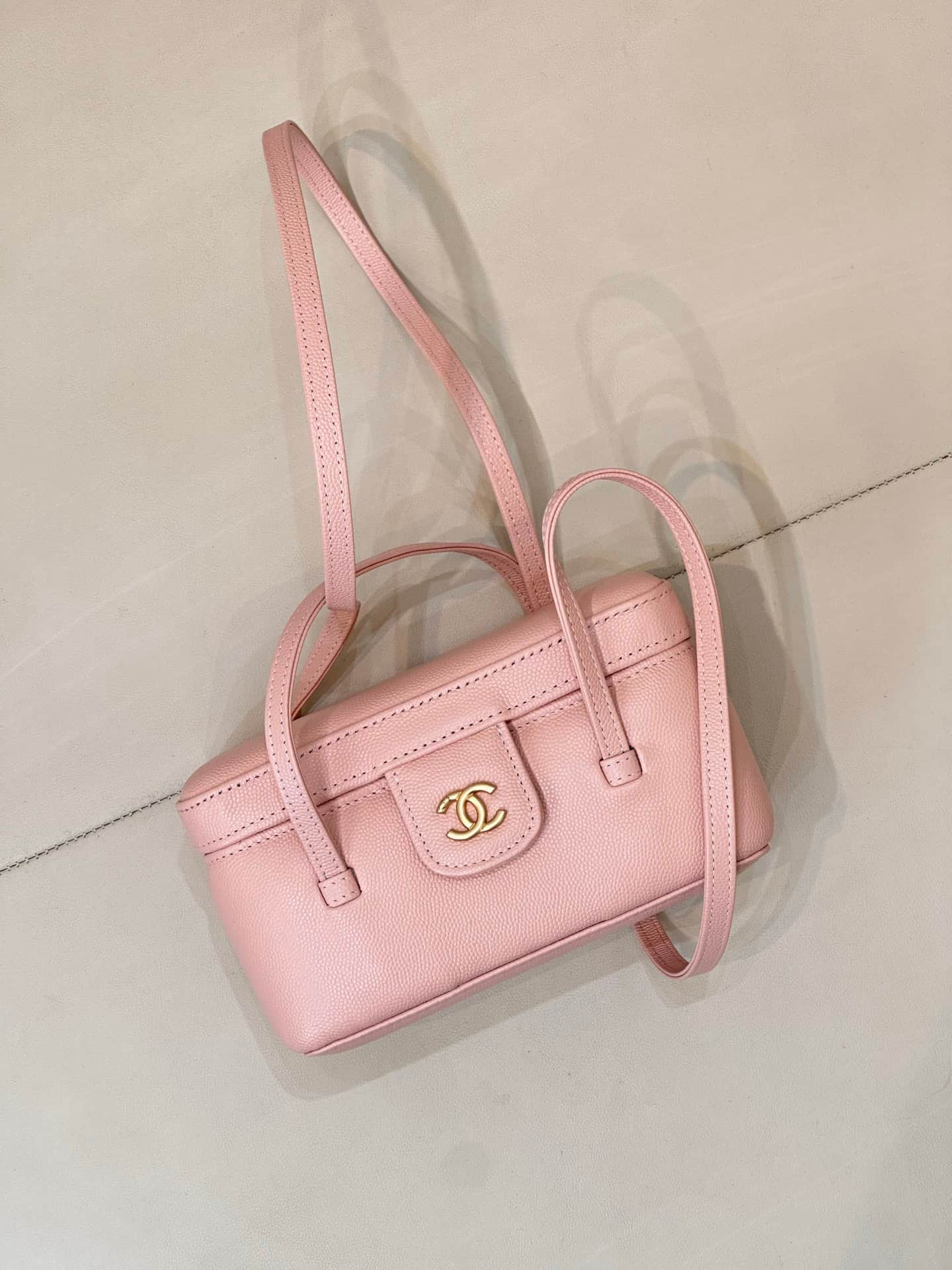 Chanel Long Vanity with Leather Strap Grained Shiny Calfskin & Gold-Tone Metal Light Pink AP5067 TOP