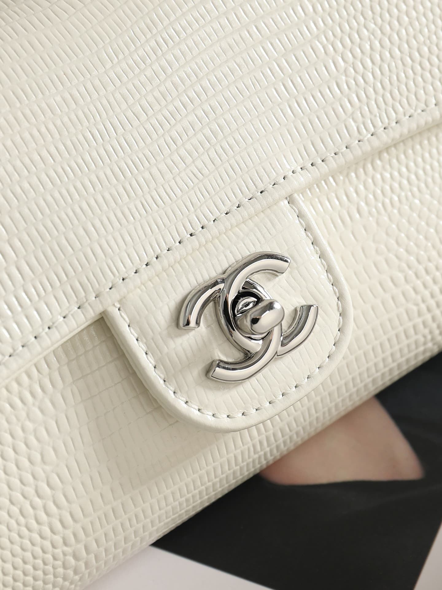 Chanel Clutch with chain Lizard Embossed Calfskin & Silver-Tone Metal White AP5280 A