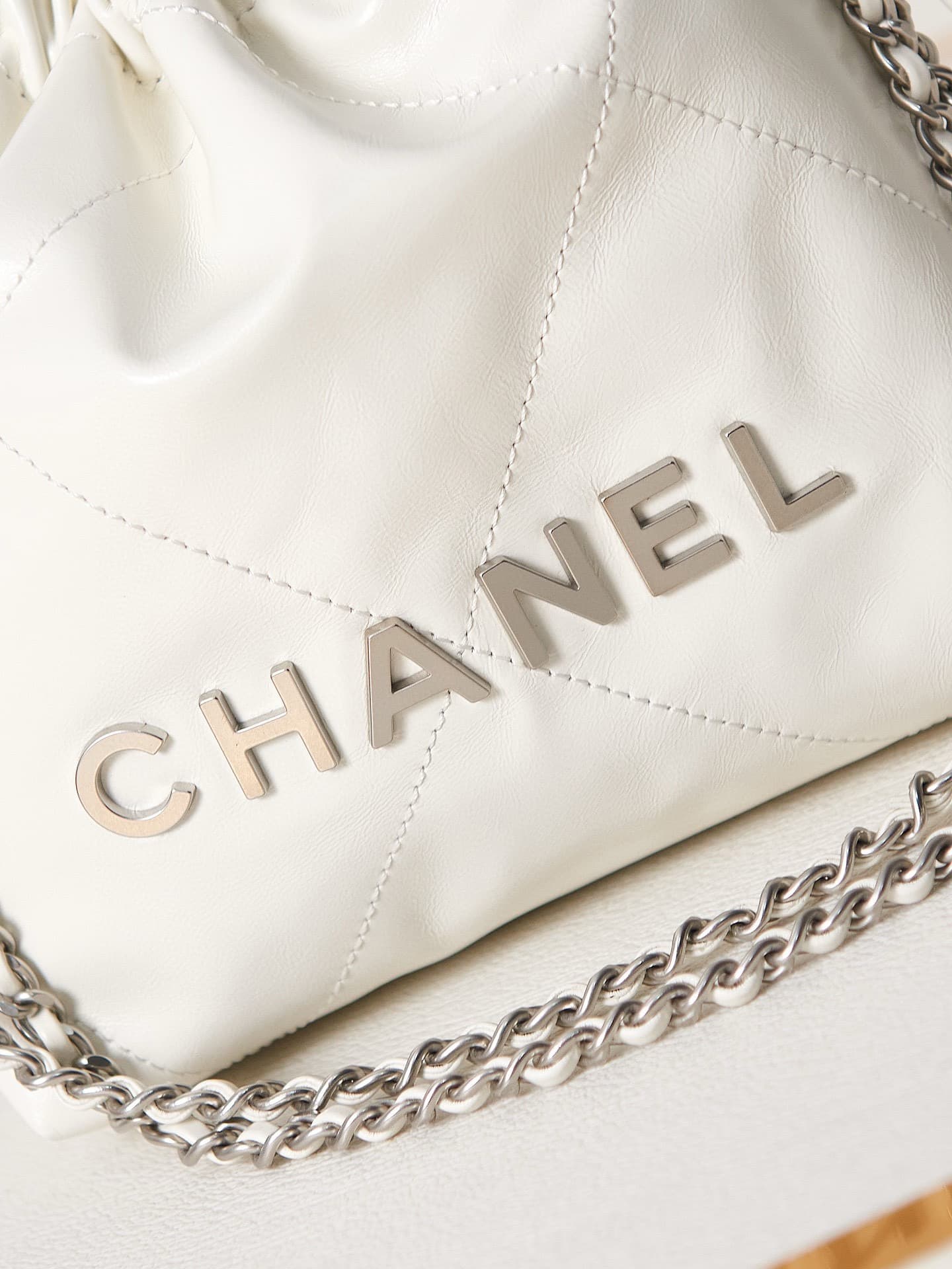 Chanel 22 MINI HANDBAG Shiny Calfskin White & Silver-Tone Metal AS3980 A