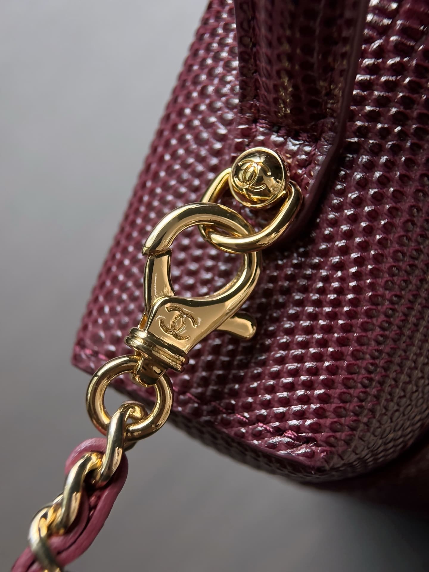 Chanel Small Vanity with chain Lizard Embossed Calfskin & Gold-Tone Metal Burgundy AS5195 A
