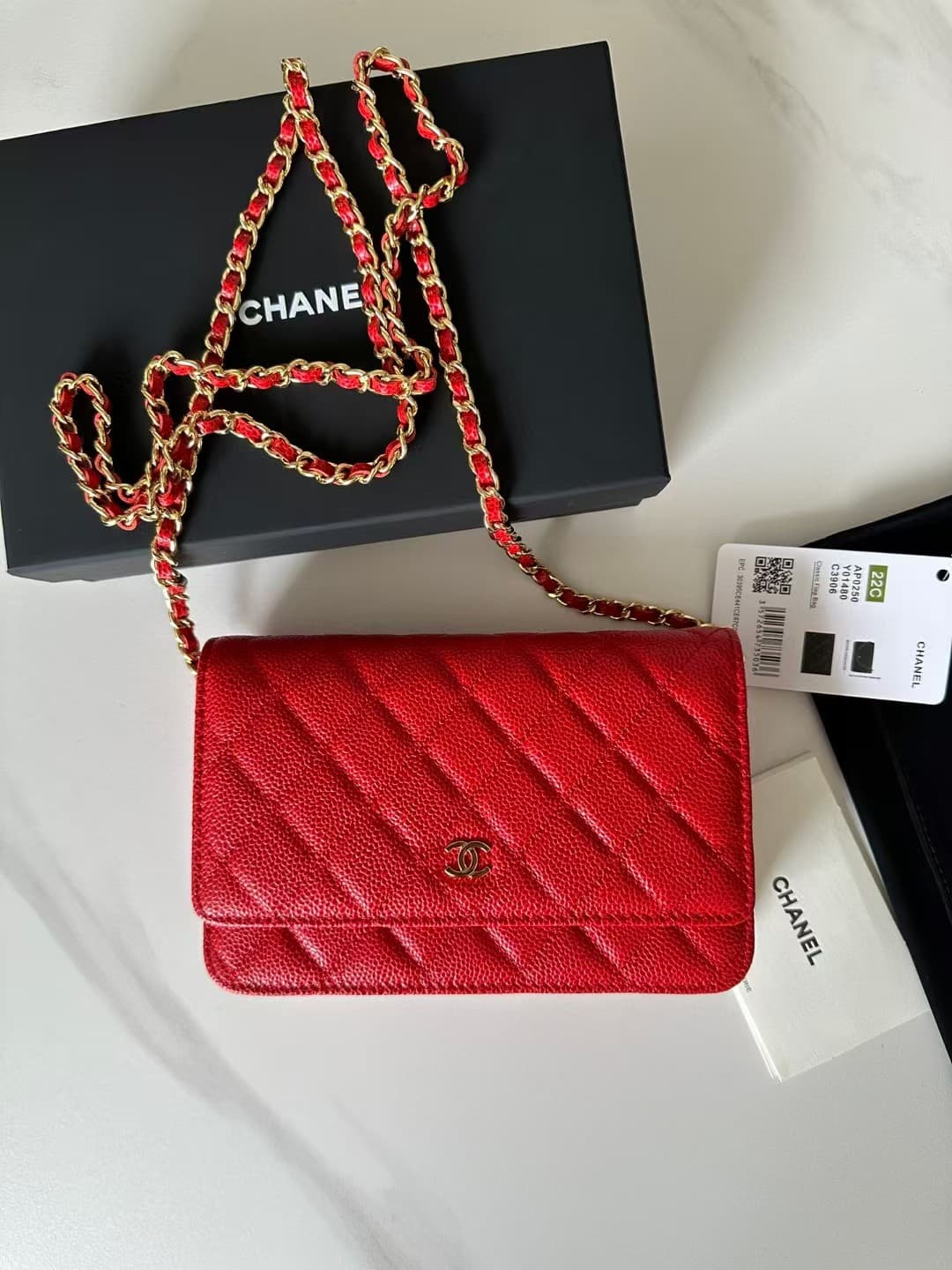 Classic Wallet on Chain AP0250 Grained Calfskin Red Gold Metal B