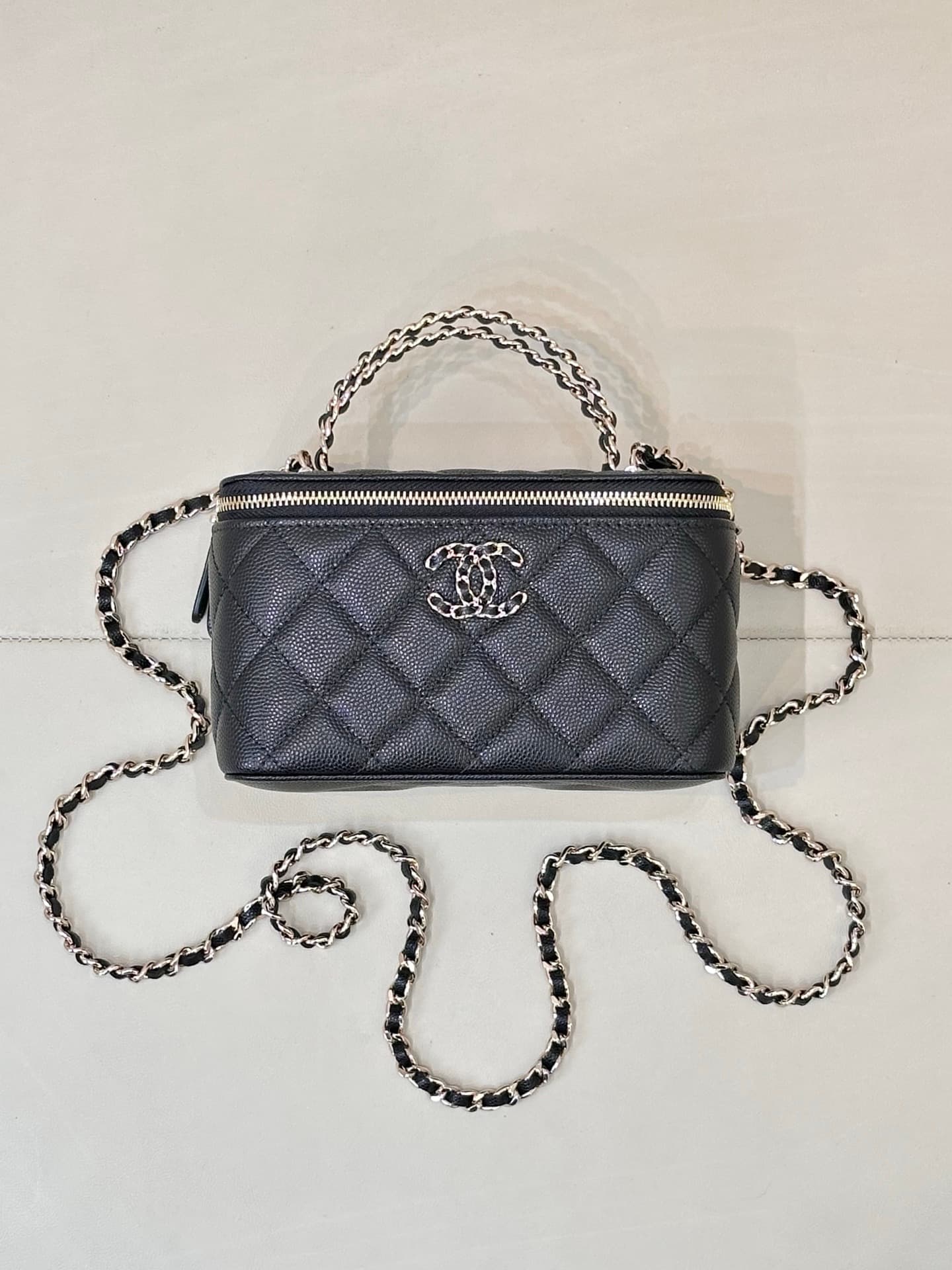 Chanel Classic Top Handle Vanity Case Grained Calfskin& Gold-Tone Metal Black AP5182 TOP