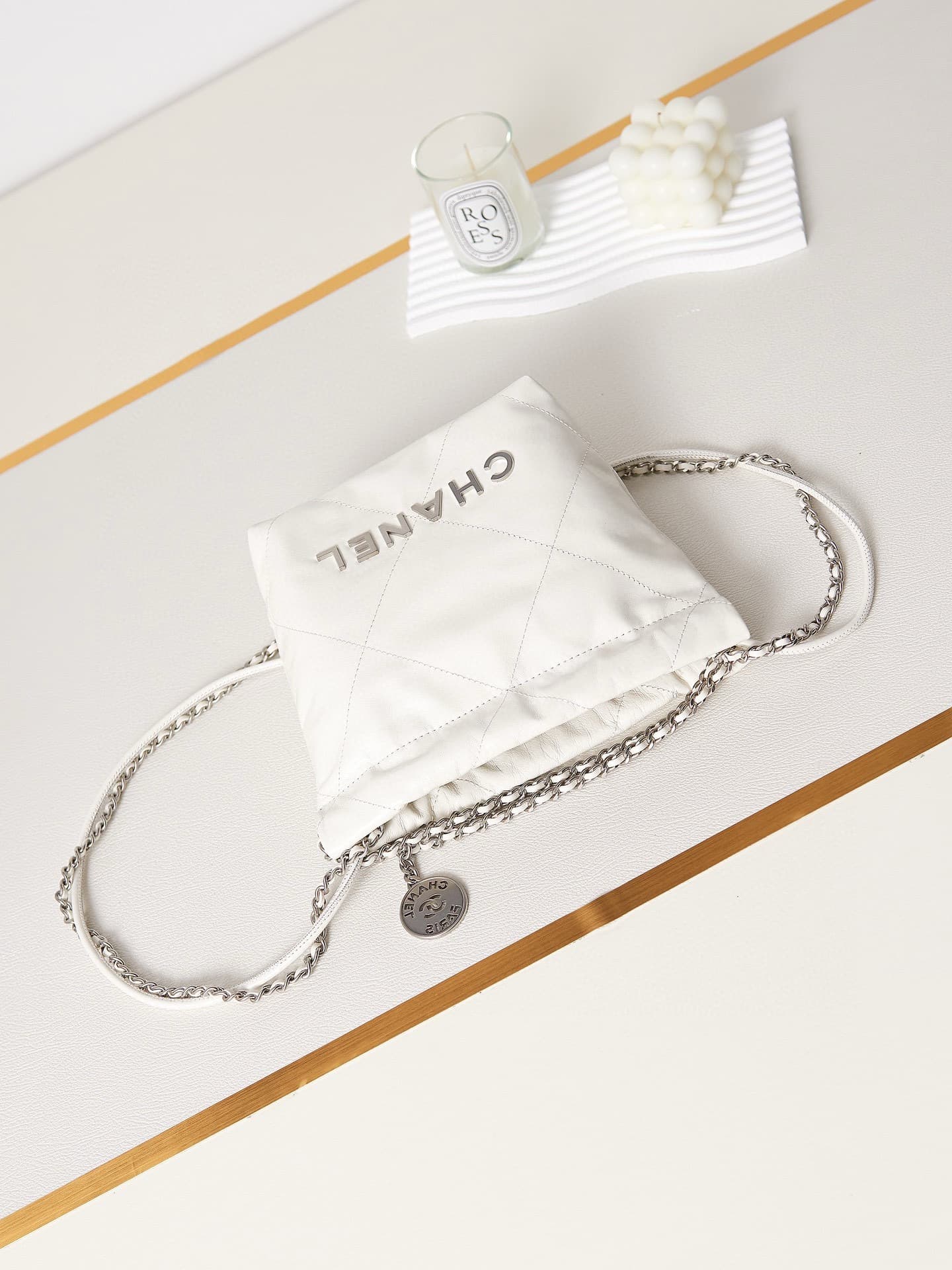 Chanel 22 MINI HANDBAG Shiny Calfskin White & Silver-Tone Metal AS3980 A